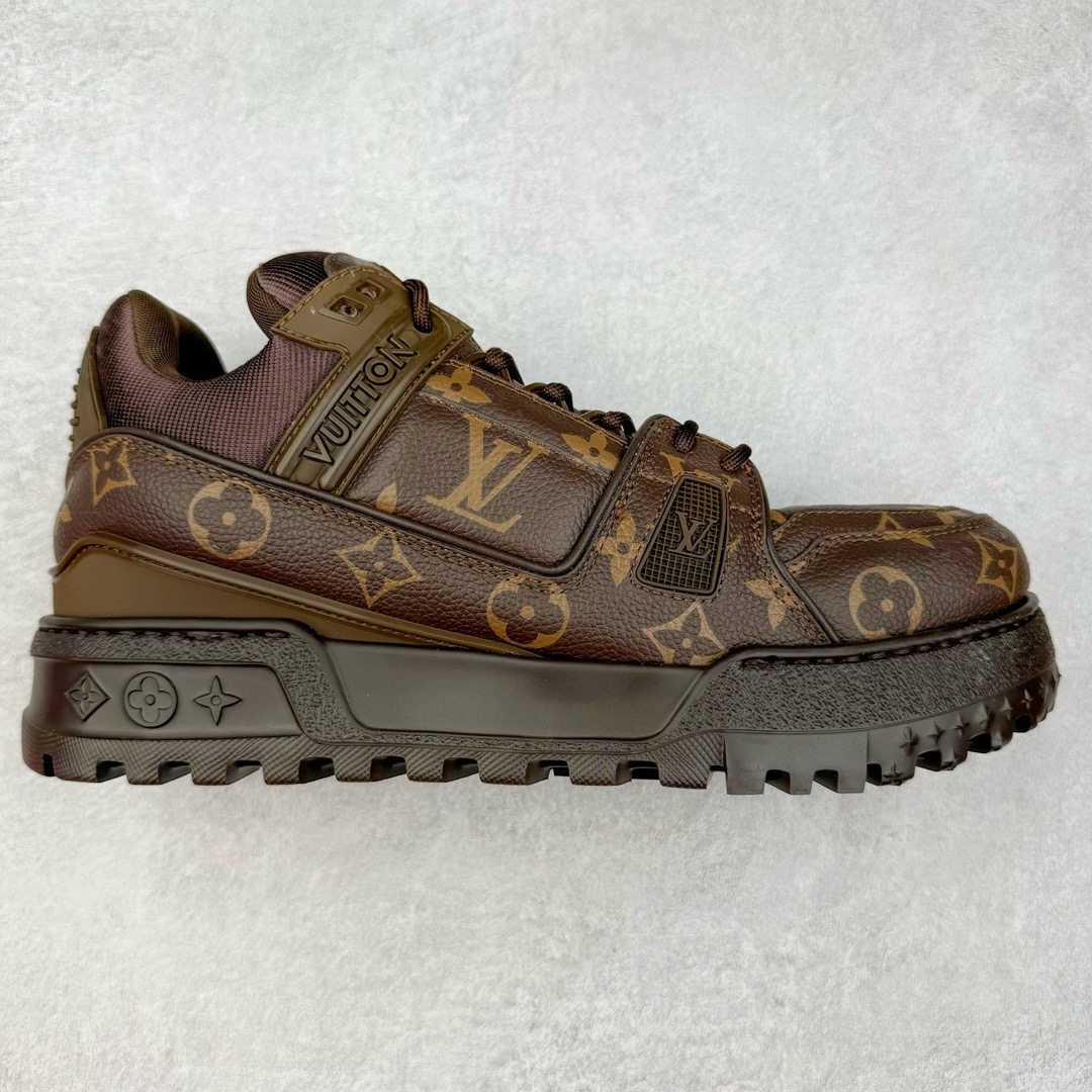 图片[12]-＃GD广顶 Louis Vuitton Trainer Maxi路易威登时装走秀运动时尚板鞋 小胖丁面包鞋 外贸零售特供批次 2023全新纸板数据 印花高频效果碾压市面 市售天花板产物 耗时半年巨作 全套原厂新版原纸板楦头开发 原厂特供皮料加持 市场所有版本中综合最强的货品 GD实力大厂出品 全网最全配色更新最快 最成熟的做工稳定的品控 完美鞋型超高的清洁度 零毛边线头瑕疵 全套原楦原纸版原鞋开模 全网最具灵魂的版型 正确原装黄色鞋盒 正确中底印花 鞋面印花3D高频深度立体 全鞋电脑针车 紧密相连 针距密度一致 环保乳胶注塑鞋垫 厚度脚感还原原版 皮面裁剪部位 统一油边封口工艺 原装橡胶大底含胶量大底组合零偏差 专柜全套包装 防尘袋 说明书 质保卡 男女鞋 尺码：35 36 37 38 39 40 41 42 43 44 45-选品中心