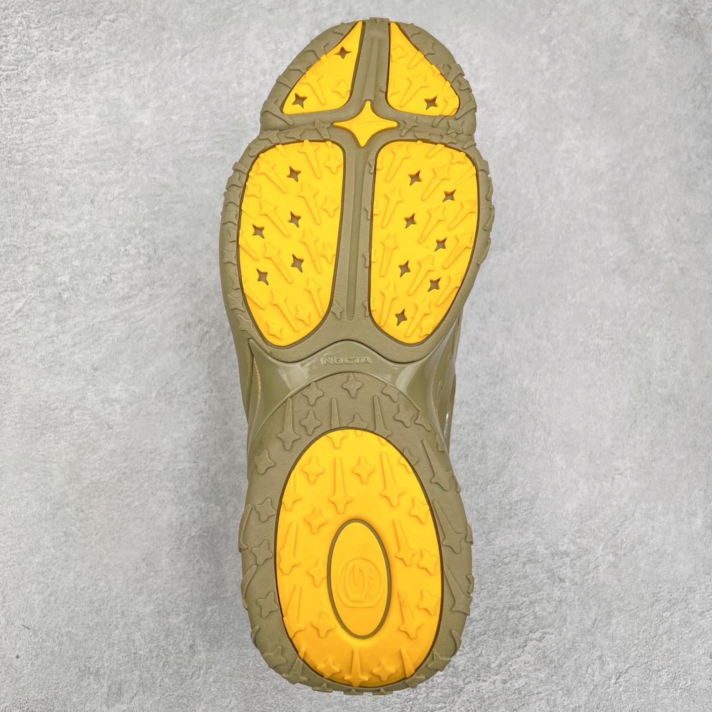 图片[9]-NOCTA x NK Hot Step 2 Air Terra 联名款减震耐磨机能篮球鞋 DZ7293-600 鞋面造型有很强的线条感 电镀元素贯穿鞋身 以其鲜明的色调 为街头时尚注入了一股新鲜活力 这款鞋的设计灵感来源于篮球场上的激情与活力 鞋身采用亮眼的颜色覆盖 搭配上黑色和白色的细节点缀 形成了强烈的视觉冲击 让人一眼就难以忘怀 不仅仅是一双鞋 它是一种态度 一种对生活充满热情的态度 无论是在夜晚的街头漫步 还是在篮球场上的激烈对抗 它都能让你成为众人焦点 尺码：36 36.5 37.5 38 38.5 39 40 40.5 41 42 42.5 43 44 44.5 45 46 47.5-选品中心