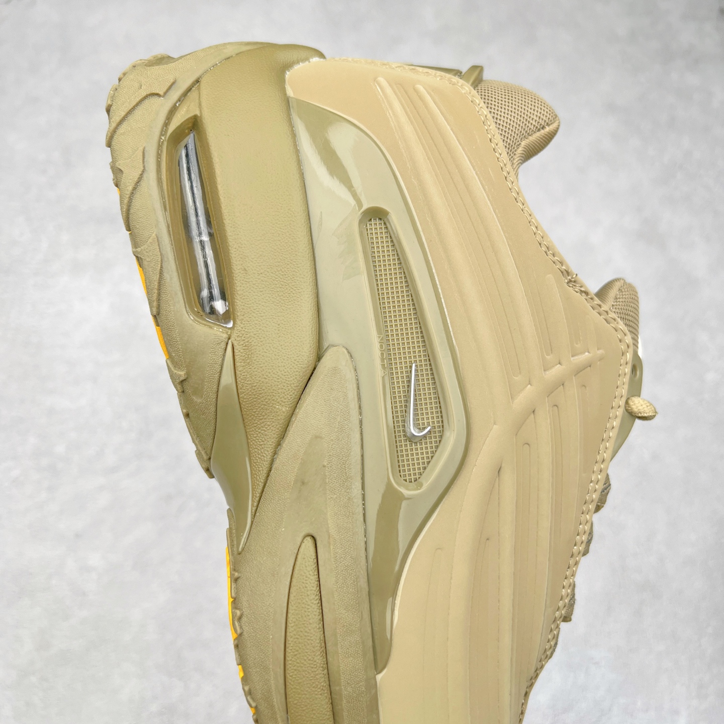 图片[6]-NOCTA x NK Hot Step 2 Air Terra 联名款减震耐磨机能篮球鞋 DZ7293-600 鞋面造型有很强的线条感 电镀元素贯穿鞋身 以其鲜明的色调 为街头时尚注入了一股新鲜活力 这款鞋的设计灵感来源于篮球场上的激情与活力 鞋身采用亮眼的颜色覆盖 搭配上黑色和白色的细节点缀 形成了强烈的视觉冲击 让人一眼就难以忘怀 不仅仅是一双鞋 它是一种态度 一种对生活充满热情的态度 无论是在夜晚的街头漫步 还是在篮球场上的激烈对抗 它都能让你成为众人焦点 尺码：36 36.5 37.5 38 38.5 39 40 40.5 41 42 42.5 43 44 44.5 45 46 47.5-选品中心