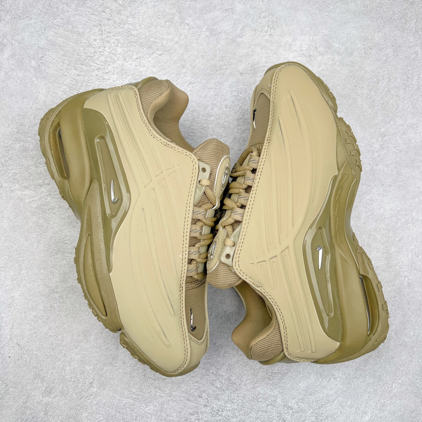 图片[3]-NOCTA x NK Hot Step 2 Air Terra 联名款减震耐磨机能篮球鞋 DZ7293-600 鞋面造型有很强的线条感 电镀元素贯穿鞋身 以其鲜明的色调 为街头时尚注入了一股新鲜活力 这款鞋的设计灵感来源于篮球场上的激情与活力 鞋身采用亮眼的颜色覆盖 搭配上黑色和白色的细节点缀 形成了强烈的视觉冲击 让人一眼就难以忘怀 不仅仅是一双鞋 它是一种态度 一种对生活充满热情的态度 无论是在夜晚的街头漫步 还是在篮球场上的激烈对抗 它都能让你成为众人焦点 尺码：36 36.5 37.5 38 38.5 39 40 40.5 41 42 42.5 43 44 44.5 45 46 47.5-选品中心