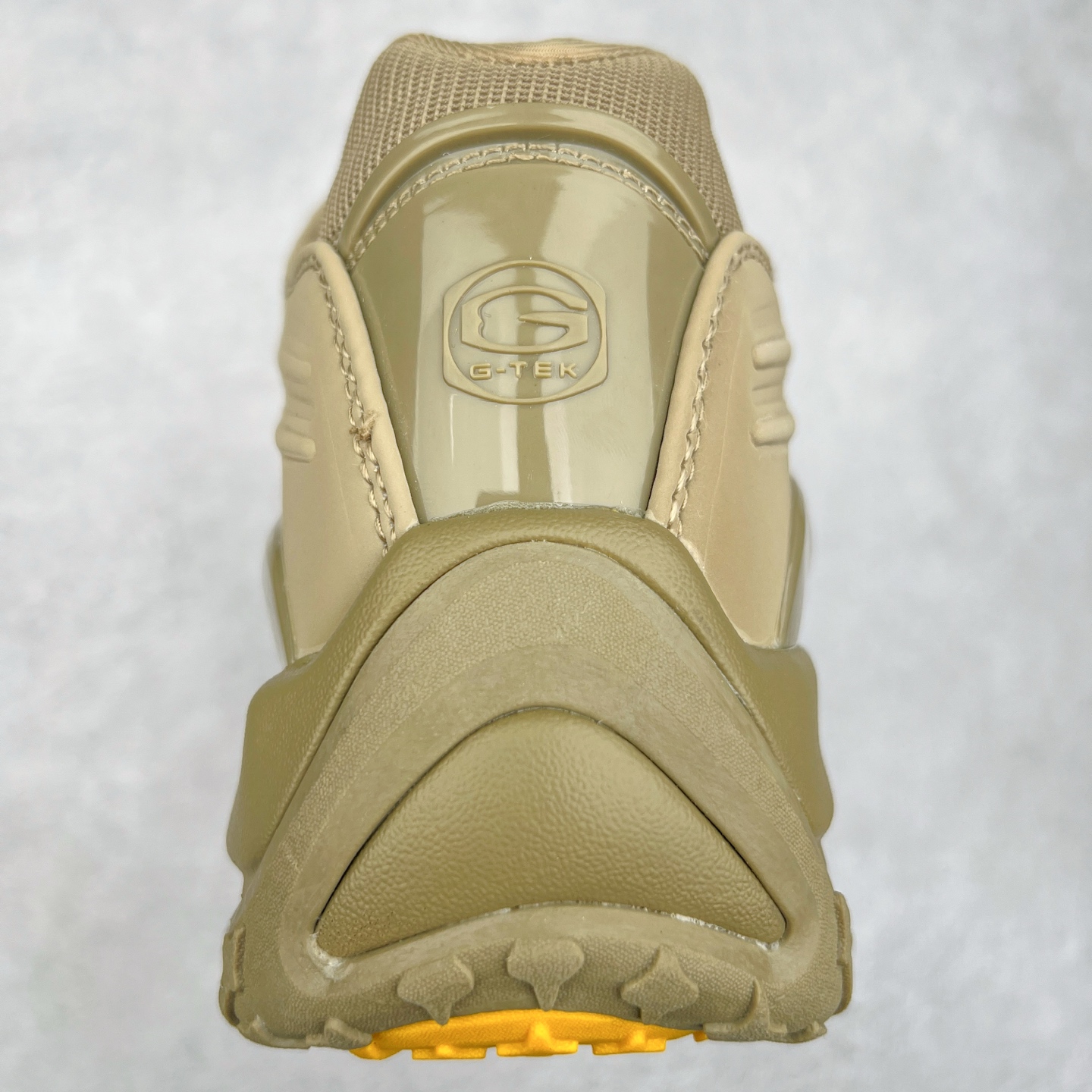 图片[8]-NOCTA x NK Hot Step 2 Air Terra 联名款减震耐磨机能篮球鞋 DZ7293-600 鞋面造型有很强的线条感 电镀元素贯穿鞋身 以其鲜明的色调 为街头时尚注入了一股新鲜活力 这款鞋的设计灵感来源于篮球场上的激情与活力 鞋身采用亮眼的颜色覆盖 搭配上黑色和白色的细节点缀 形成了强烈的视觉冲击 让人一眼就难以忘怀 不仅仅是一双鞋 它是一种态度 一种对生活充满热情的态度 无论是在夜晚的街头漫步 还是在篮球场上的激烈对抗 它都能让你成为众人焦点 尺码：36 36.5 37.5 38 38.5 39 40 40.5 41 42 42.5 43 44 44.5 45 46 47.5-选品中心