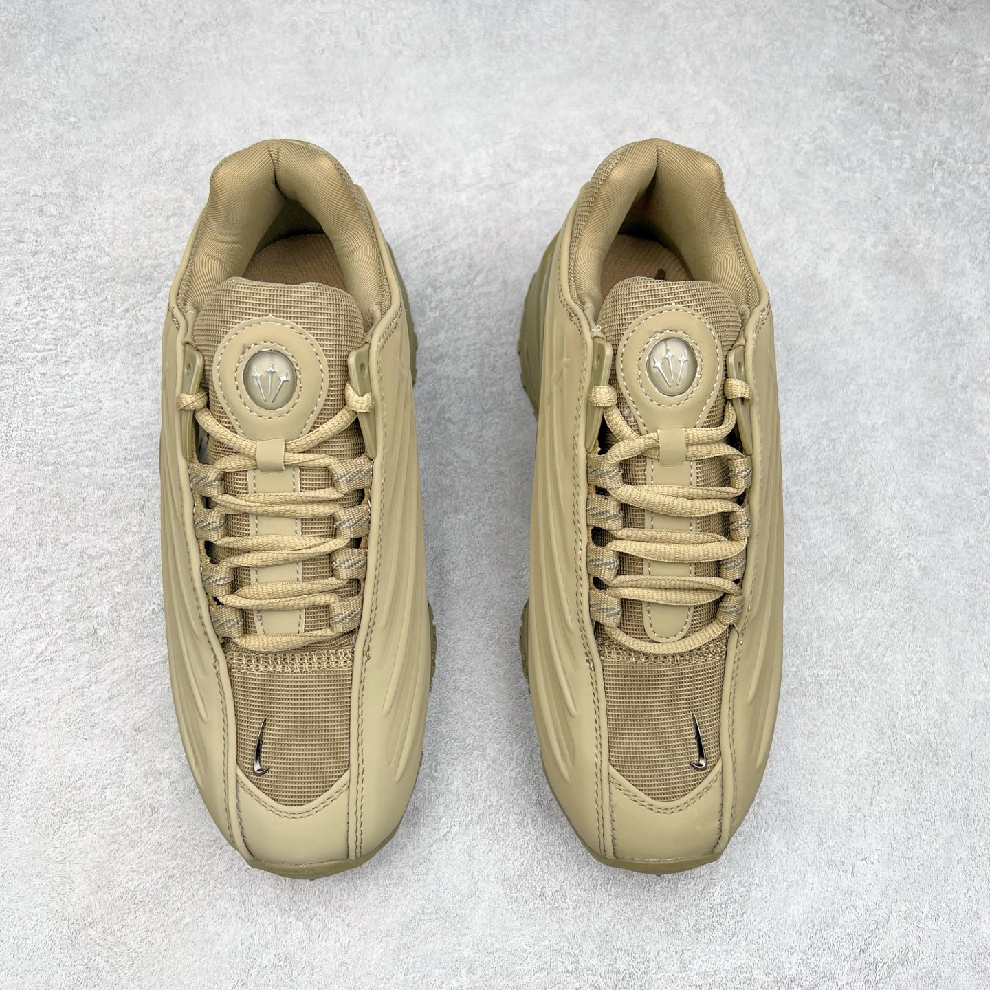 图片[2]-NOCTA x NK Hot Step 2 Air Terra 联名款减震耐磨机能篮球鞋 DZ7293-600 鞋面造型有很强的线条感 电镀元素贯穿鞋身 以其鲜明的色调 为街头时尚注入了一股新鲜活力 这款鞋的设计灵感来源于篮球场上的激情与活力 鞋身采用亮眼的颜色覆盖 搭配上黑色和白色的细节点缀 形成了强烈的视觉冲击 让人一眼就难以忘怀 不仅仅是一双鞋 它是一种态度 一种对生活充满热情的态度 无论是在夜晚的街头漫步 还是在篮球场上的激烈对抗 它都能让你成为众人焦点 尺码：36 36.5 37.5 38 38.5 39 40 40.5 41 42 42.5 43 44 44.5 45 46 47.5-选品中心