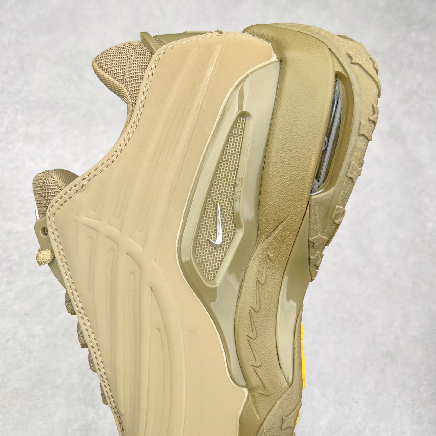 图片[7]-NOCTA x NK Hot Step 2 Air Terra 联名款减震耐磨机能篮球鞋 DZ7293-600 鞋面造型有很强的线条感 电镀元素贯穿鞋身 以其鲜明的色调 为街头时尚注入了一股新鲜活力 这款鞋的设计灵感来源于篮球场上的激情与活力 鞋身采用亮眼的颜色覆盖 搭配上黑色和白色的细节点缀 形成了强烈的视觉冲击 让人一眼就难以忘怀 不仅仅是一双鞋 它是一种态度 一种对生活充满热情的态度 无论是在夜晚的街头漫步 还是在篮球场上的激烈对抗 它都能让你成为众人焦点 尺码：36 36.5 37.5 38 38.5 39 40 40.5 41 42 42.5 43 44 44.5 45 46 47.5-选品中心