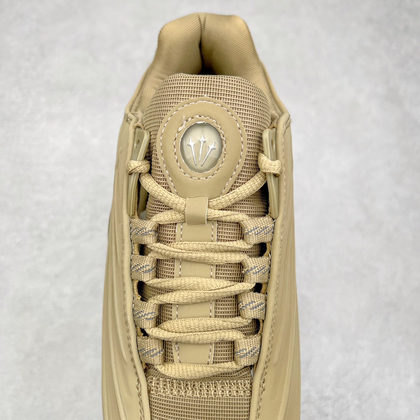 图片[5]-NOCTA x NK Hot Step 2 Air Terra 联名款减震耐磨机能篮球鞋 DZ7293-600 鞋面造型有很强的线条感 电镀元素贯穿鞋身 以其鲜明的色调 为街头时尚注入了一股新鲜活力 这款鞋的设计灵感来源于篮球场上的激情与活力 鞋身采用亮眼的颜色覆盖 搭配上黑色和白色的细节点缀 形成了强烈的视觉冲击 让人一眼就难以忘怀 不仅仅是一双鞋 它是一种态度 一种对生活充满热情的态度 无论是在夜晚的街头漫步 还是在篮球场上的激烈对抗 它都能让你成为众人焦点 尺码：36 36.5 37.5 38 38.5 39 40 40.5 41 42 42.5 43 44 44.5 45 46 47.5-选品中心