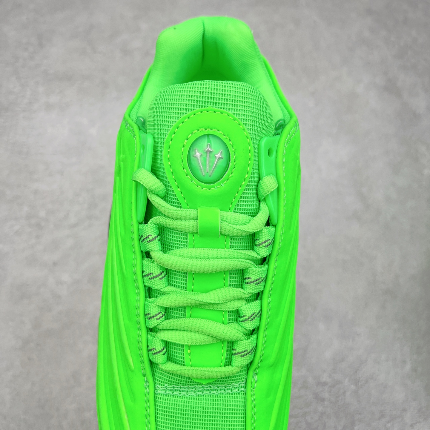 图片[5]-NOCTA x NK Hot Step 2 Air Terra 联名款减震耐磨机能篮球鞋 DZ7293-100 鞋面造型有很强的线条感 电镀元素贯穿鞋身 以其鲜明的色调 为街头时尚注入了一股新鲜活力 这款鞋的设计灵感来源于篮球场上的激情与活力 鞋身采用亮眼的颜色覆盖 搭配上黑色和白色的细节点缀 形成了强烈的视觉冲击 让人一眼就难以忘怀 不仅仅是一双鞋 它是一种态度 一种对生活充满热情的态度 无论是在夜晚的街头漫步 还是在篮球场上的激烈对抗 它都能让你成为众人焦点 尺码：36 36.5 37.5 38 38.5 39 40 40.5 41 42 42.5 43 44 44.5 45 46 47.5-选品中心