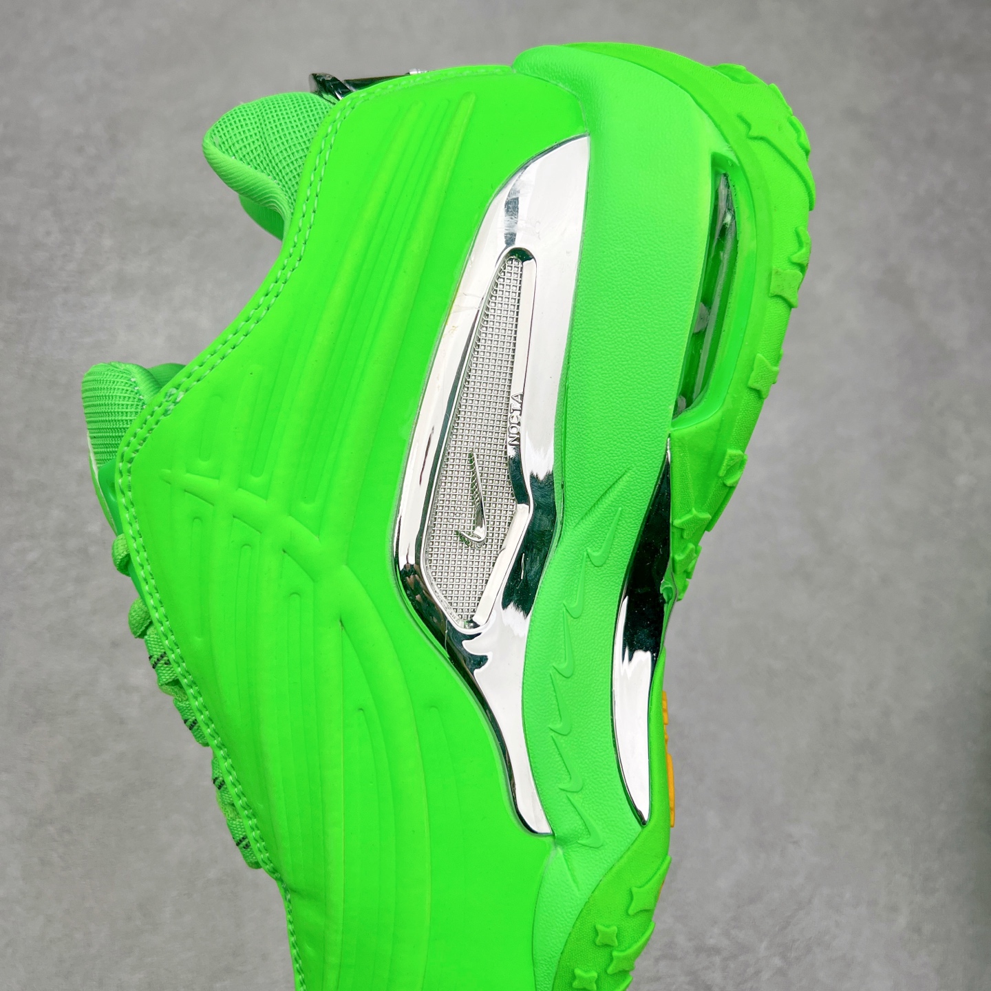 图片[7]-NOCTA x NK Hot Step 2 Air Terra 联名款减震耐磨机能篮球鞋 DZ7293-100 鞋面造型有很强的线条感 电镀元素贯穿鞋身 以其鲜明的色调 为街头时尚注入了一股新鲜活力 这款鞋的设计灵感来源于篮球场上的激情与活力 鞋身采用亮眼的颜色覆盖 搭配上黑色和白色的细节点缀 形成了强烈的视觉冲击 让人一眼就难以忘怀 不仅仅是一双鞋 它是一种态度 一种对生活充满热情的态度 无论是在夜晚的街头漫步 还是在篮球场上的激烈对抗 它都能让你成为众人焦点 尺码：36 36.5 37.5 38 38.5 39 40 40.5 41 42 42.5 43 44 44.5 45 46 47.5-选品中心