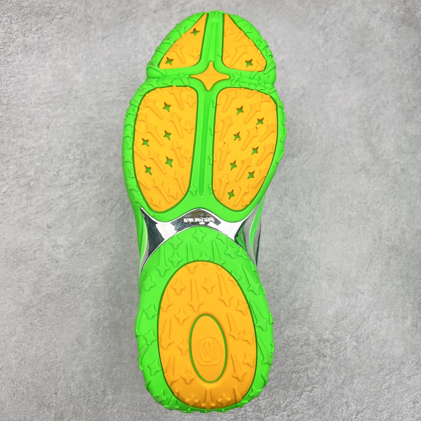 图片[9]-NOCTA x NK Hot Step 2 Air Terra 联名款减震耐磨机能篮球鞋 DZ7293-100 鞋面造型有很强的线条感 电镀元素贯穿鞋身 以其鲜明的色调 为街头时尚注入了一股新鲜活力 这款鞋的设计灵感来源于篮球场上的激情与活力 鞋身采用亮眼的颜色覆盖 搭配上黑色和白色的细节点缀 形成了强烈的视觉冲击 让人一眼就难以忘怀 不仅仅是一双鞋 它是一种态度 一种对生活充满热情的态度 无论是在夜晚的街头漫步 还是在篮球场上的激烈对抗 它都能让你成为众人焦点 尺码：36 36.5 37.5 38 38.5 39 40 40.5 41 42 42.5 43 44 44.5 45 46 47.5-选品中心