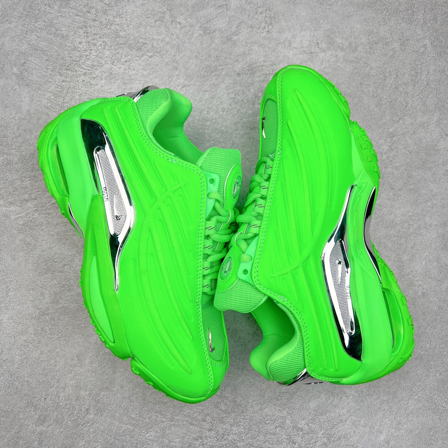 图片[3]-NOCTA x NK Hot Step 2 Air Terra 联名款减震耐磨机能篮球鞋 DZ7293-100 鞋面造型有很强的线条感 电镀元素贯穿鞋身 以其鲜明的色调 为街头时尚注入了一股新鲜活力 这款鞋的设计灵感来源于篮球场上的激情与活力 鞋身采用亮眼的颜色覆盖 搭配上黑色和白色的细节点缀 形成了强烈的视觉冲击 让人一眼就难以忘怀 不仅仅是一双鞋 它是一种态度 一种对生活充满热情的态度 无论是在夜晚的街头漫步 还是在篮球场上的激烈对抗 它都能让你成为众人焦点 尺码：36 36.5 37.5 38 38.5 39 40 40.5 41 42 42.5 43 44 44.5 45 46 47.5-选品中心