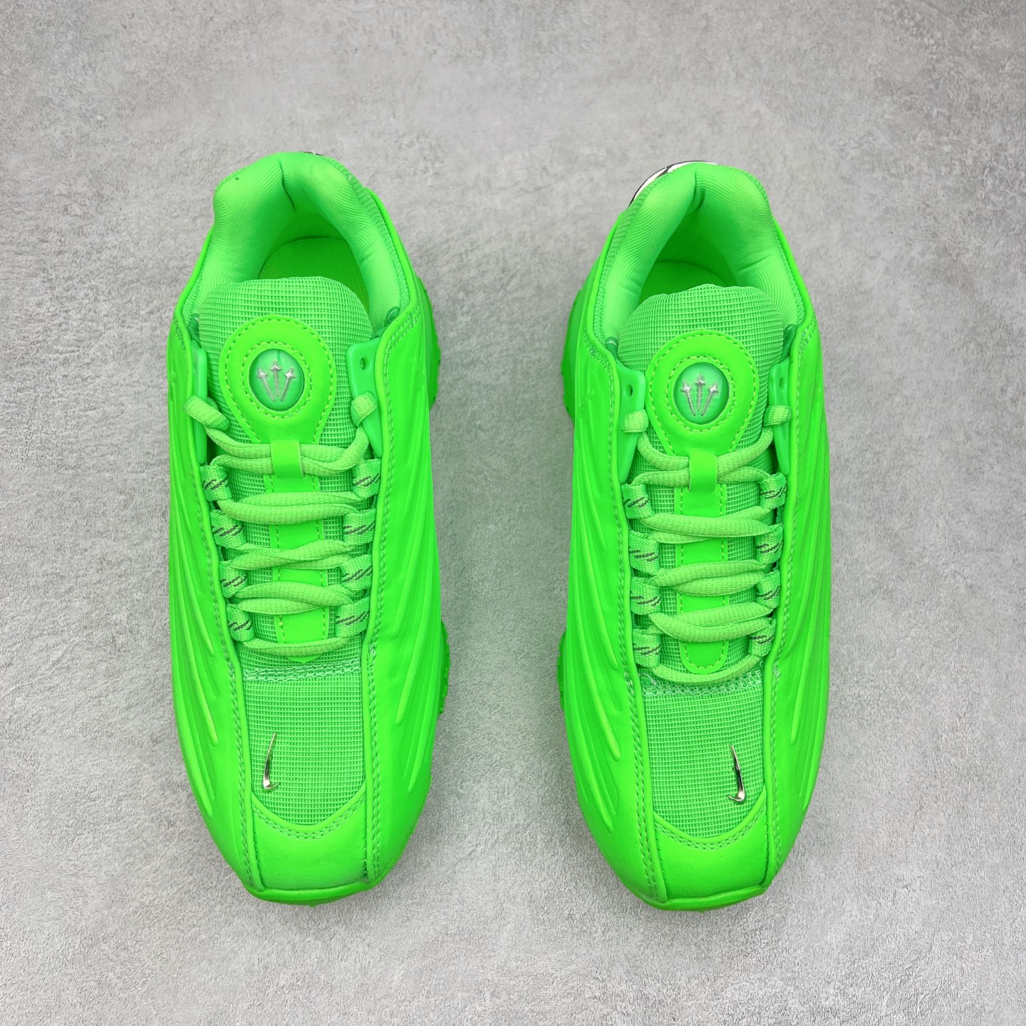 图片[2]-NOCTA x NK Hot Step 2 Air Terra 联名款减震耐磨机能篮球鞋 DZ7293-100 鞋面造型有很强的线条感 电镀元素贯穿鞋身 以其鲜明的色调 为街头时尚注入了一股新鲜活力 这款鞋的设计灵感来源于篮球场上的激情与活力 鞋身采用亮眼的颜色覆盖 搭配上黑色和白色的细节点缀 形成了强烈的视觉冲击 让人一眼就难以忘怀 不仅仅是一双鞋 它是一种态度 一种对生活充满热情的态度 无论是在夜晚的街头漫步 还是在篮球场上的激烈对抗 它都能让你成为众人焦点 尺码：36 36.5 37.5 38 38.5 39 40 40.5 41 42 42.5 43 44 44.5 45 46 47.5-选品中心