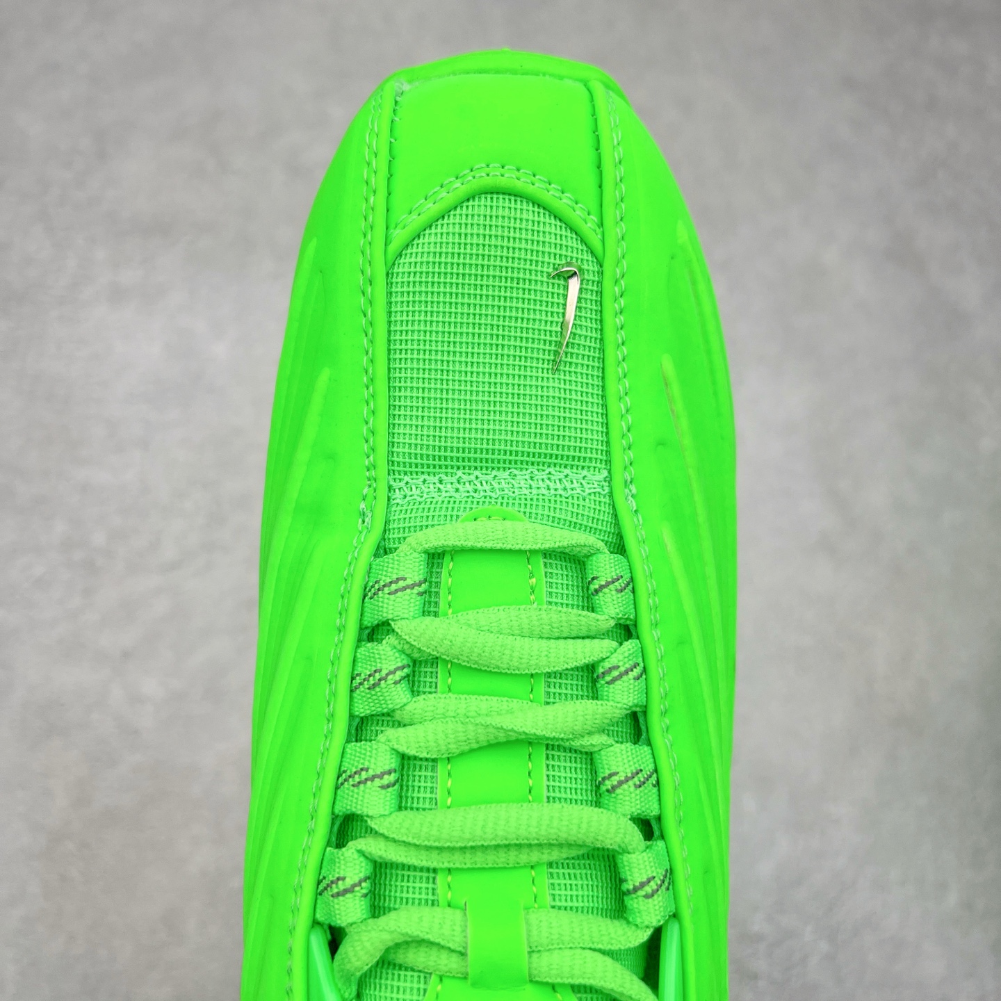 图片[4]-NOCTA x NK Hot Step 2 Air Terra 联名款减震耐磨机能篮球鞋 DZ7293-100 鞋面造型有很强的线条感 电镀元素贯穿鞋身 以其鲜明的色调 为街头时尚注入了一股新鲜活力 这款鞋的设计灵感来源于篮球场上的激情与活力 鞋身采用亮眼的颜色覆盖 搭配上黑色和白色的细节点缀 形成了强烈的视觉冲击 让人一眼就难以忘怀 不仅仅是一双鞋 它是一种态度 一种对生活充满热情的态度 无论是在夜晚的街头漫步 还是在篮球场上的激烈对抗 它都能让你成为众人焦点 尺码：36 36.5 37.5 38 38.5 39 40 40.5 41 42 42.5 43 44 44.5 45 46 47.5-选品中心