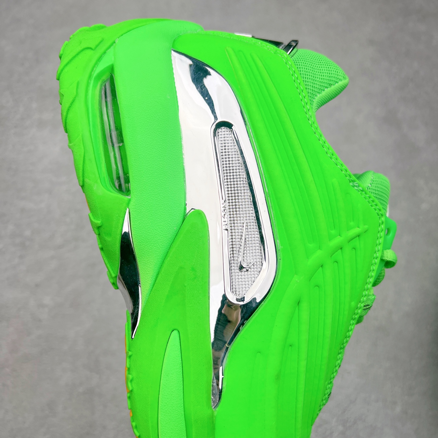 图片[6]-NOCTA x NK Hot Step 2 Air Terra 联名款减震耐磨机能篮球鞋 DZ7293-100 鞋面造型有很强的线条感 电镀元素贯穿鞋身 以其鲜明的色调 为街头时尚注入了一股新鲜活力 这款鞋的设计灵感来源于篮球场上的激情与活力 鞋身采用亮眼的颜色覆盖 搭配上黑色和白色的细节点缀 形成了强烈的视觉冲击 让人一眼就难以忘怀 不仅仅是一双鞋 它是一种态度 一种对生活充满热情的态度 无论是在夜晚的街头漫步 还是在篮球场上的激烈对抗 它都能让你成为众人焦点 尺码：36 36.5 37.5 38 38.5 39 40 40.5 41 42 42.5 43 44 44.5 45 46 47.5-选品中心