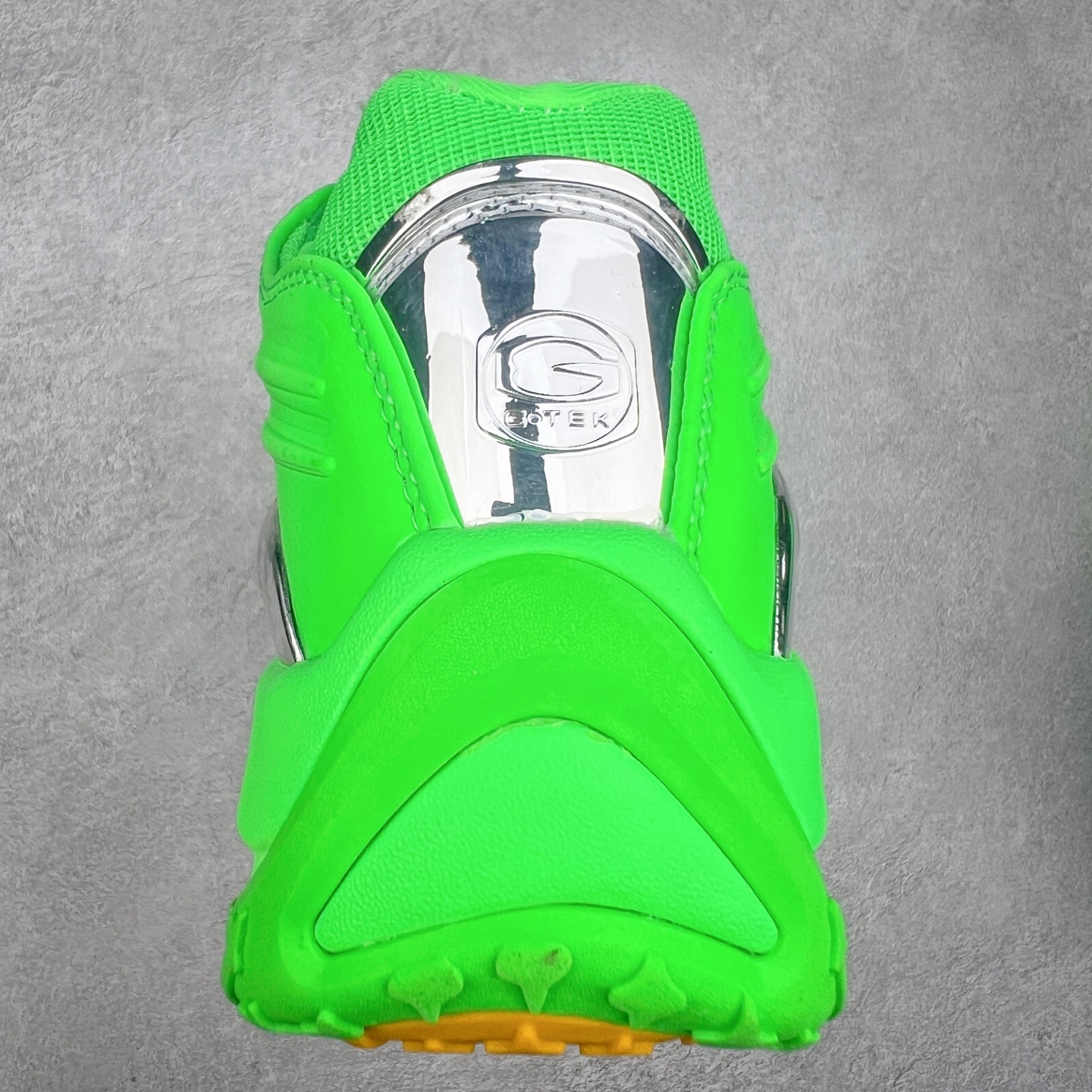 图片[8]-NOCTA x NK Hot Step 2 Air Terra 联名款减震耐磨机能篮球鞋 DZ7293-100 鞋面造型有很强的线条感 电镀元素贯穿鞋身 以其鲜明的色调 为街头时尚注入了一股新鲜活力 这款鞋的设计灵感来源于篮球场上的激情与活力 鞋身采用亮眼的颜色覆盖 搭配上黑色和白色的细节点缀 形成了强烈的视觉冲击 让人一眼就难以忘怀 不仅仅是一双鞋 它是一种态度 一种对生活充满热情的态度 无论是在夜晚的街头漫步 还是在篮球场上的激烈对抗 它都能让你成为众人焦点 尺码：36 36.5 37.5 38 38.5 39 40 40.5 41 42 42.5 43 44 44.5 45 46 47.5-选品中心