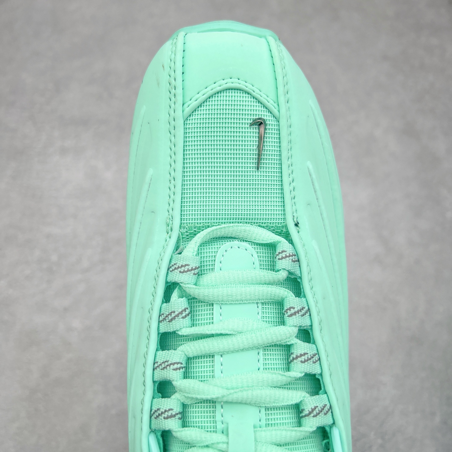 图片[4]-NOCTA x NK Hot Step 2 Air Terra 联名款减震耐磨机能篮球鞋 DZ7293-100 鞋面造型有很强的线条感 电镀元素贯穿鞋身 以其鲜明的色调 为街头时尚注入了一股新鲜活力 这款鞋的设计灵感来源于篮球场上的激情与活力 鞋身采用亮眼的颜色覆盖 搭配上黑色和白色的细节点缀 形成了强烈的视觉冲击 让人一眼就难以忘怀 不仅仅是一双鞋 它是一种态度 一种对生活充满热情的态度 无论是在夜晚的街头漫步 还是在篮球场上的激烈对抗 它都能让你成为众人焦点 尺码：36 36.5 37.5 38 38.5 39 40 40.5 41 42 42.5 43 44 44.5 45 46 47.5-选品中心