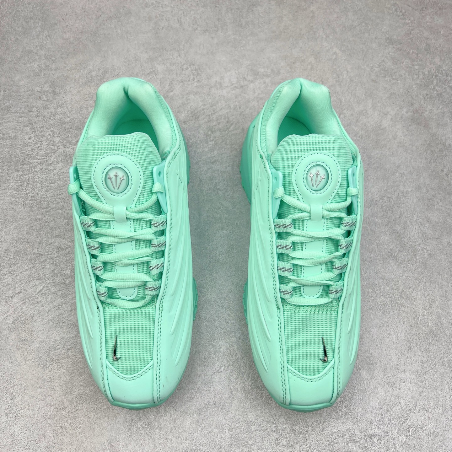 图片[2]-NOCTA x NK Hot Step 2 Air Terra 联名款减震耐磨机能篮球鞋 DZ7293-100 鞋面造型有很强的线条感 电镀元素贯穿鞋身 以其鲜明的色调 为街头时尚注入了一股新鲜活力 这款鞋的设计灵感来源于篮球场上的激情与活力 鞋身采用亮眼的颜色覆盖 搭配上黑色和白色的细节点缀 形成了强烈的视觉冲击 让人一眼就难以忘怀 不仅仅是一双鞋 它是一种态度 一种对生活充满热情的态度 无论是在夜晚的街头漫步 还是在篮球场上的激烈对抗 它都能让你成为众人焦点 尺码：36 36.5 37.5 38 38.5 39 40 40.5 41 42 42.5 43 44 44.5 45 46 47.5-选品中心