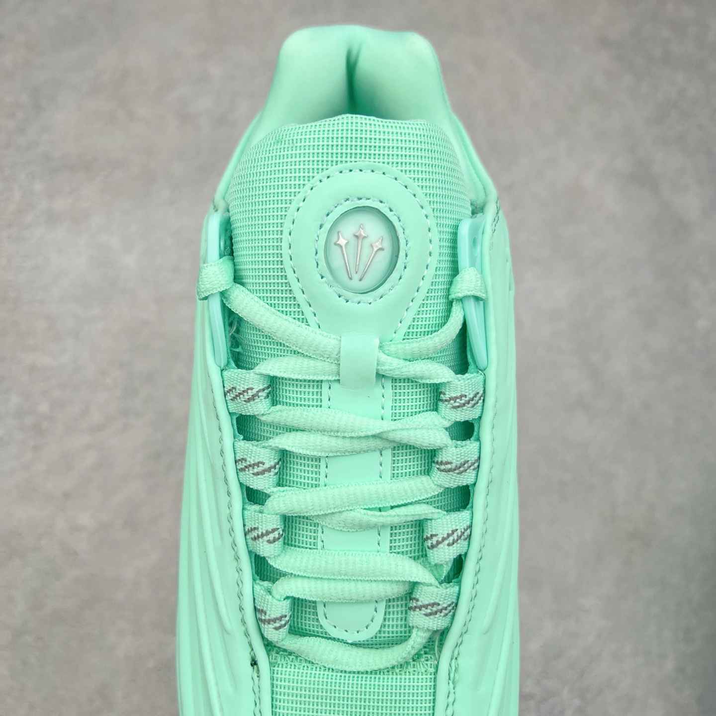 图片[5]-NOCTA x NK Hot Step 2 Air Terra 联名款减震耐磨机能篮球鞋 DZ7293-100 鞋面造型有很强的线条感 电镀元素贯穿鞋身 以其鲜明的色调 为街头时尚注入了一股新鲜活力 这款鞋的设计灵感来源于篮球场上的激情与活力 鞋身采用亮眼的颜色覆盖 搭配上黑色和白色的细节点缀 形成了强烈的视觉冲击 让人一眼就难以忘怀 不仅仅是一双鞋 它是一种态度 一种对生活充满热情的态度 无论是在夜晚的街头漫步 还是在篮球场上的激烈对抗 它都能让你成为众人焦点 尺码：36 36.5 37.5 38 38.5 39 40 40.5 41 42 42.5 43 44 44.5 45 46 47.5-选品中心