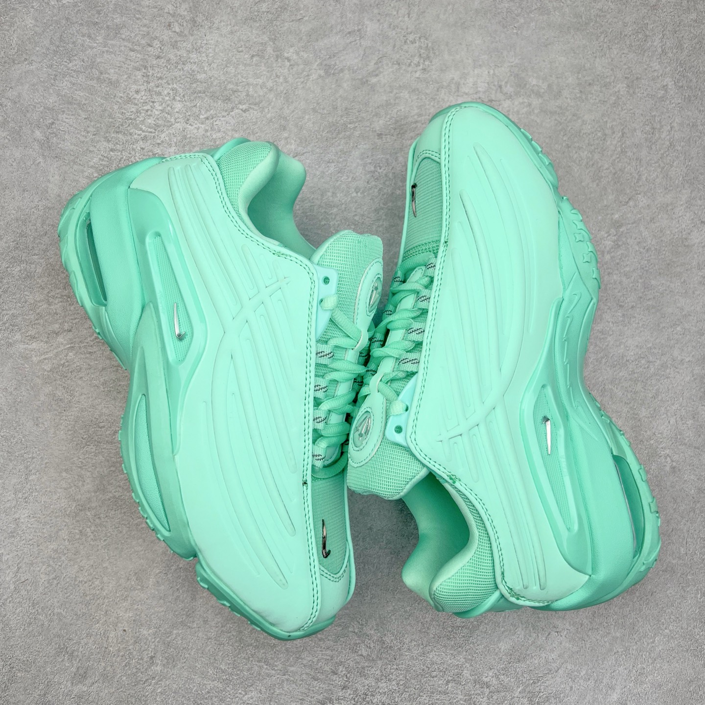 图片[3]-NOCTA x NK Hot Step 2 Air Terra 联名款减震耐磨机能篮球鞋 DZ7293-100 鞋面造型有很强的线条感 电镀元素贯穿鞋身 以其鲜明的色调 为街头时尚注入了一股新鲜活力 这款鞋的设计灵感来源于篮球场上的激情与活力 鞋身采用亮眼的颜色覆盖 搭配上黑色和白色的细节点缀 形成了强烈的视觉冲击 让人一眼就难以忘怀 不仅仅是一双鞋 它是一种态度 一种对生活充满热情的态度 无论是在夜晚的街头漫步 还是在篮球场上的激烈对抗 它都能让你成为众人焦点 尺码：36 36.5 37.5 38 38.5 39 40 40.5 41 42 42.5 43 44 44.5 45 46 47.5-选品中心