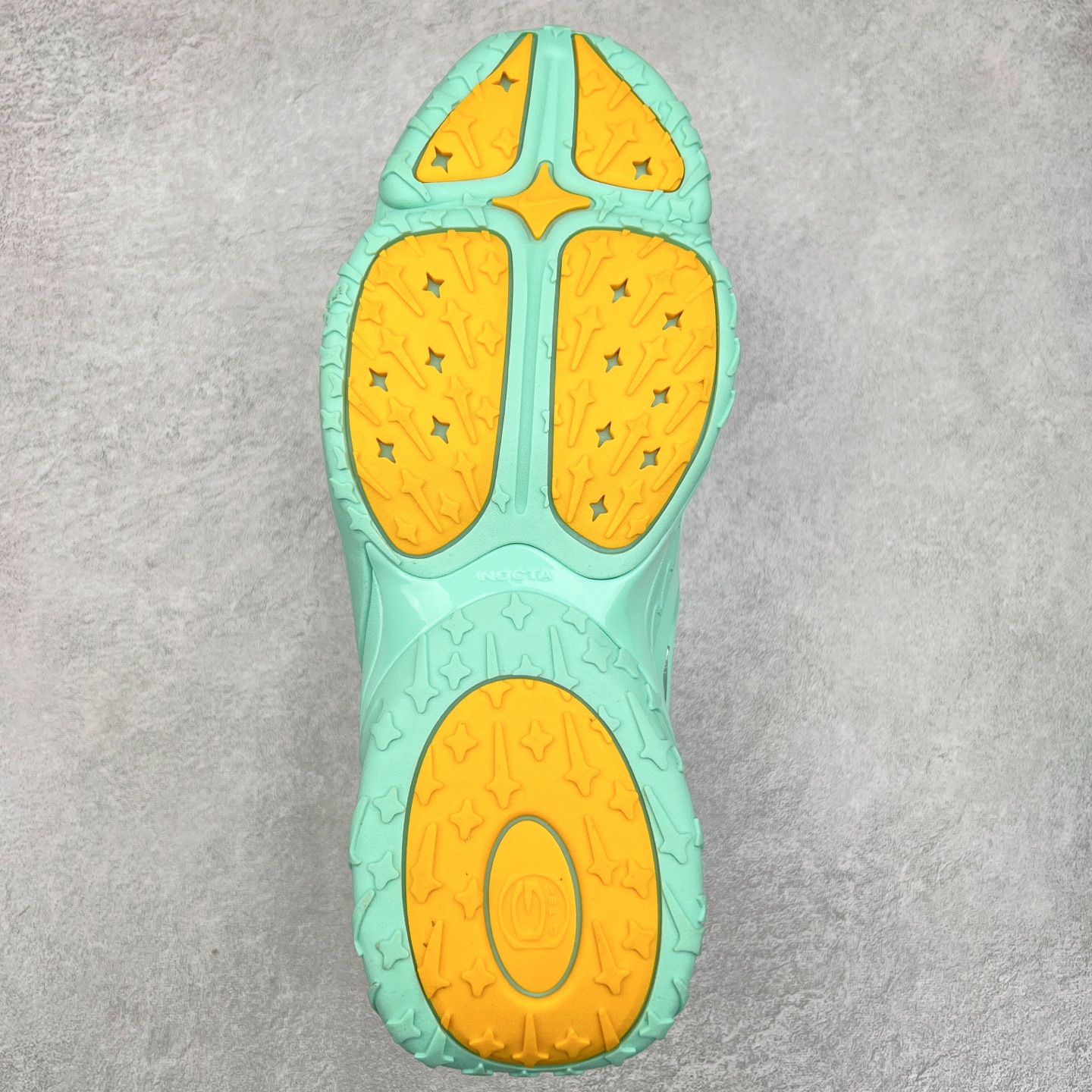 图片[9]-NOCTA x NK Hot Step 2 Air Terra 联名款减震耐磨机能篮球鞋 DZ7293-100 鞋面造型有很强的线条感 电镀元素贯穿鞋身 以其鲜明的色调 为街头时尚注入了一股新鲜活力 这款鞋的设计灵感来源于篮球场上的激情与活力 鞋身采用亮眼的颜色覆盖 搭配上黑色和白色的细节点缀 形成了强烈的视觉冲击 让人一眼就难以忘怀 不仅仅是一双鞋 它是一种态度 一种对生活充满热情的态度 无论是在夜晚的街头漫步 还是在篮球场上的激烈对抗 它都能让你成为众人焦点 尺码：36 36.5 37.5 38 38.5 39 40 40.5 41 42 42.5 43 44 44.5 45 46 47.5-选品中心