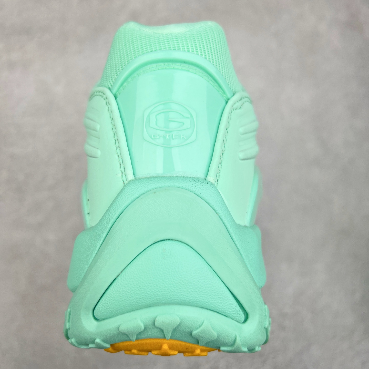 图片[8]-NOCTA x NK Hot Step 2 Air Terra 联名款减震耐磨机能篮球鞋 DZ7293-100 鞋面造型有很强的线条感 电镀元素贯穿鞋身 以其鲜明的色调 为街头时尚注入了一股新鲜活力 这款鞋的设计灵感来源于篮球场上的激情与活力 鞋身采用亮眼的颜色覆盖 搭配上黑色和白色的细节点缀 形成了强烈的视觉冲击 让人一眼就难以忘怀 不仅仅是一双鞋 它是一种态度 一种对生活充满热情的态度 无论是在夜晚的街头漫步 还是在篮球场上的激烈对抗 它都能让你成为众人焦点 尺码：36 36.5 37.5 38 38.5 39 40 40.5 41 42 42.5 43 44 44.5 45 46 47.5-选品中心