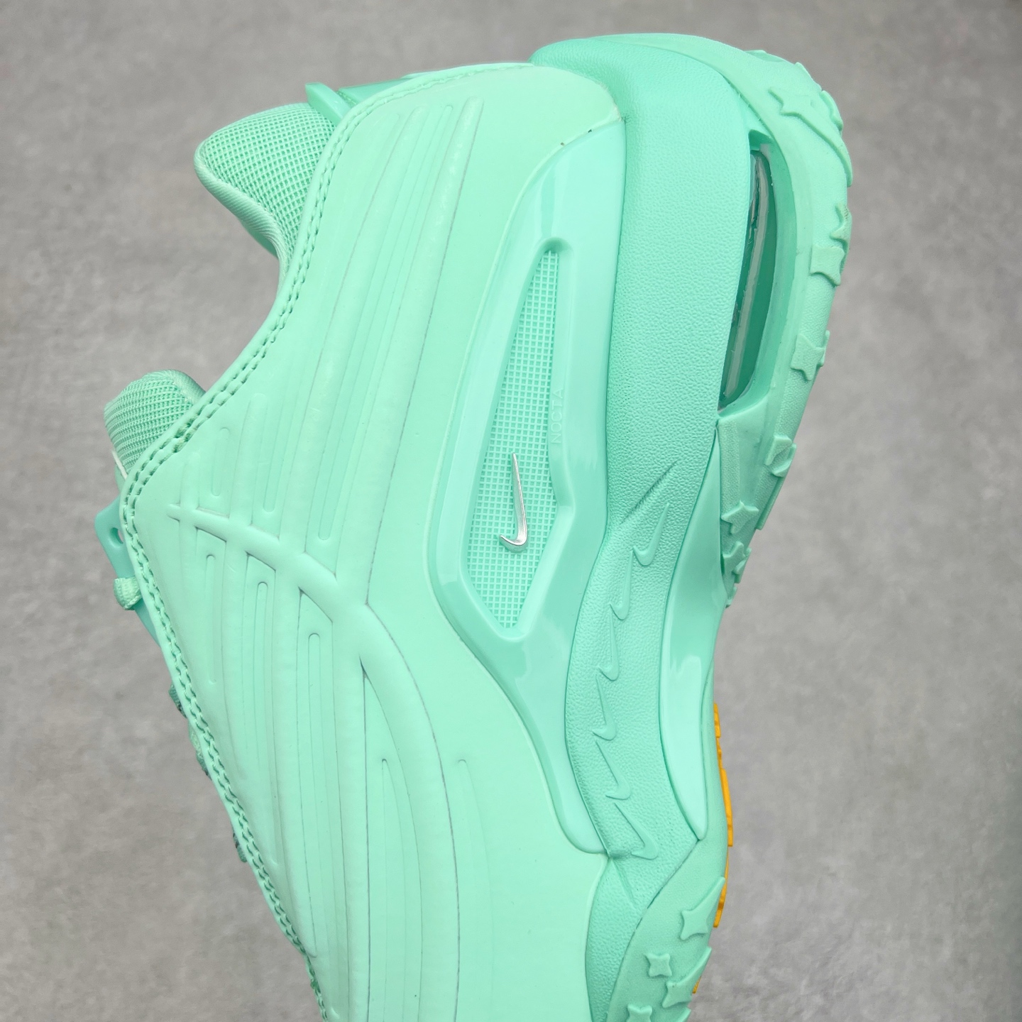 图片[7]-NOCTA x NK Hot Step 2 Air Terra 联名款减震耐磨机能篮球鞋 DZ7293-100 鞋面造型有很强的线条感 电镀元素贯穿鞋身 以其鲜明的色调 为街头时尚注入了一股新鲜活力 这款鞋的设计灵感来源于篮球场上的激情与活力 鞋身采用亮眼的颜色覆盖 搭配上黑色和白色的细节点缀 形成了强烈的视觉冲击 让人一眼就难以忘怀 不仅仅是一双鞋 它是一种态度 一种对生活充满热情的态度 无论是在夜晚的街头漫步 还是在篮球场上的激烈对抗 它都能让你成为众人焦点 尺码：36 36.5 37.5 38 38.5 39 40 40.5 41 42 42.5 43 44 44.5 45 46 47.5-选品中心