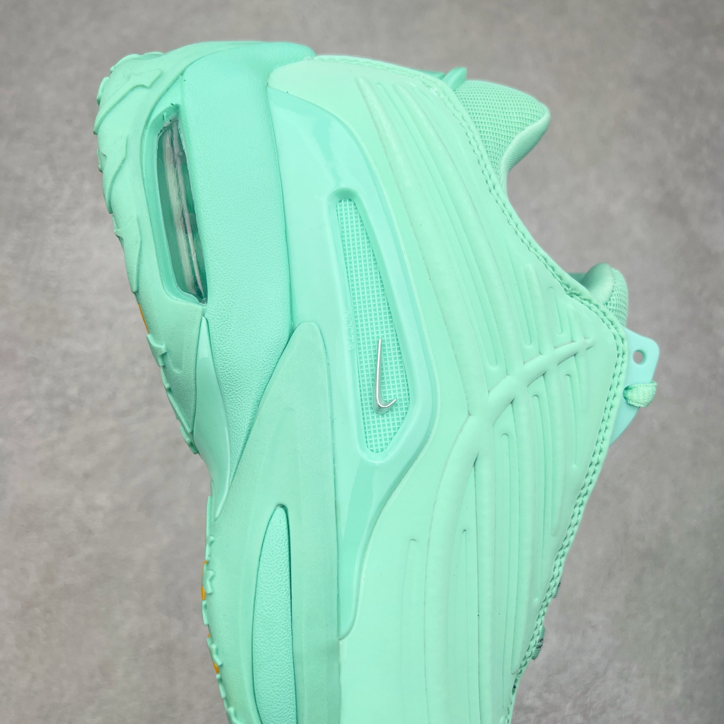 图片[6]-NOCTA x NK Hot Step 2 Air Terra 联名款减震耐磨机能篮球鞋 DZ7293-100 鞋面造型有很强的线条感 电镀元素贯穿鞋身 以其鲜明的色调 为街头时尚注入了一股新鲜活力 这款鞋的设计灵感来源于篮球场上的激情与活力 鞋身采用亮眼的颜色覆盖 搭配上黑色和白色的细节点缀 形成了强烈的视觉冲击 让人一眼就难以忘怀 不仅仅是一双鞋 它是一种态度 一种对生活充满热情的态度 无论是在夜晚的街头漫步 还是在篮球场上的激烈对抗 它都能让你成为众人焦点 尺码：36 36.5 37.5 38 38.5 39 40 40.5 41 42 42.5 43 44 44.5 45 46 47.5-选品中心