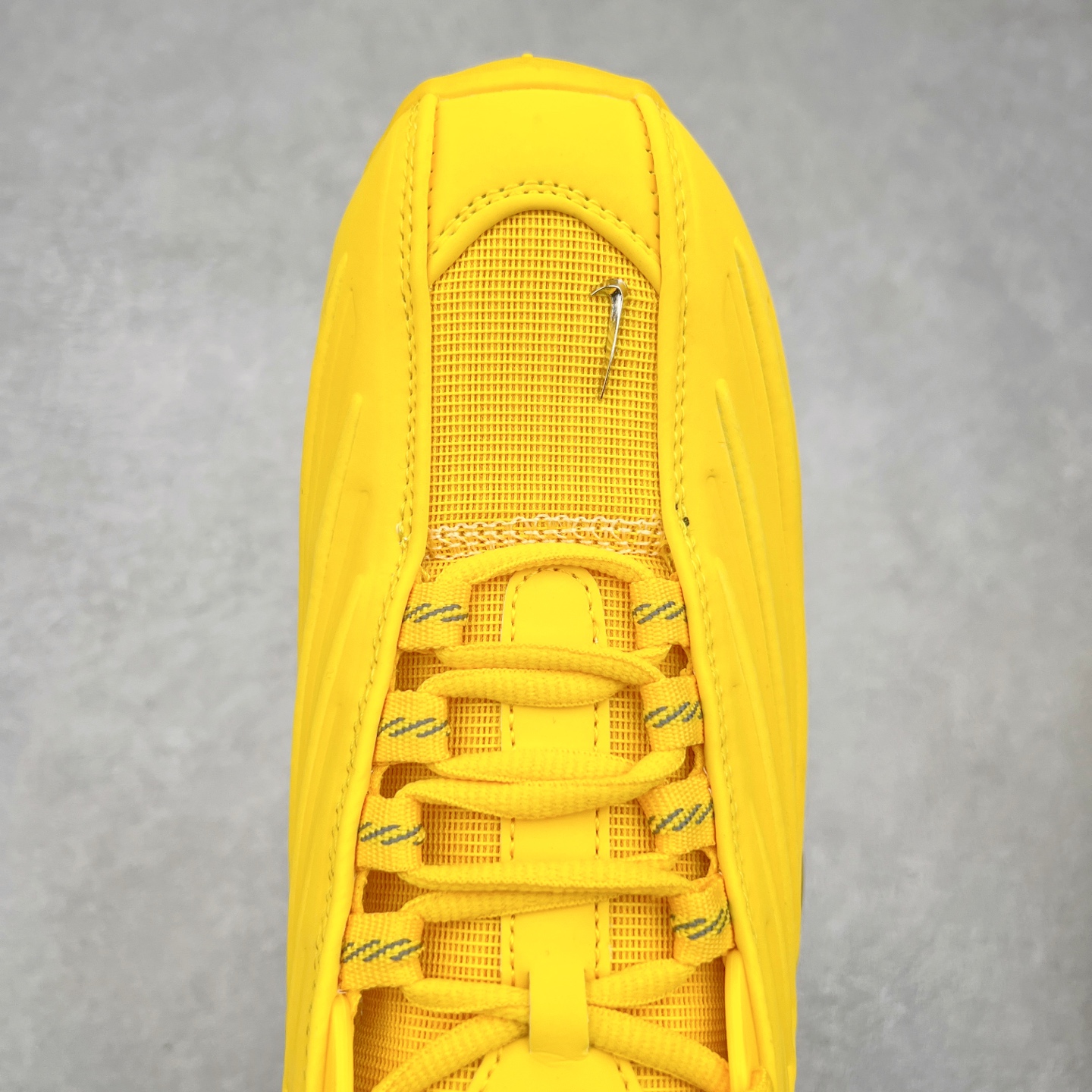 图片[4]-NOCTA x NK Hot Step 2 Air Terra 联名款减震耐磨机能篮球鞋 DZ7293-100 鞋面造型有很强的线条感 电镀元素贯穿鞋身 以其鲜明的色调 为街头时尚注入了一股新鲜活力 这款鞋的设计灵感来源于篮球场上的激情与活力 鞋身采用亮眼的颜色覆盖 搭配上黑色和白色的细节点缀 形成了强烈的视觉冲击 让人一眼就难以忘怀 不仅仅是一双鞋 它是一种态度 一种对生活充满热情的态度 无论是在夜晚的街头漫步 还是在篮球场上的激烈对抗 它都能让你成为众人焦点 尺码：36 36.5 37.5 38 38.5 39 40 40.5 41 42 42.5 43 44 44.5 45 46 47.5-选品中心