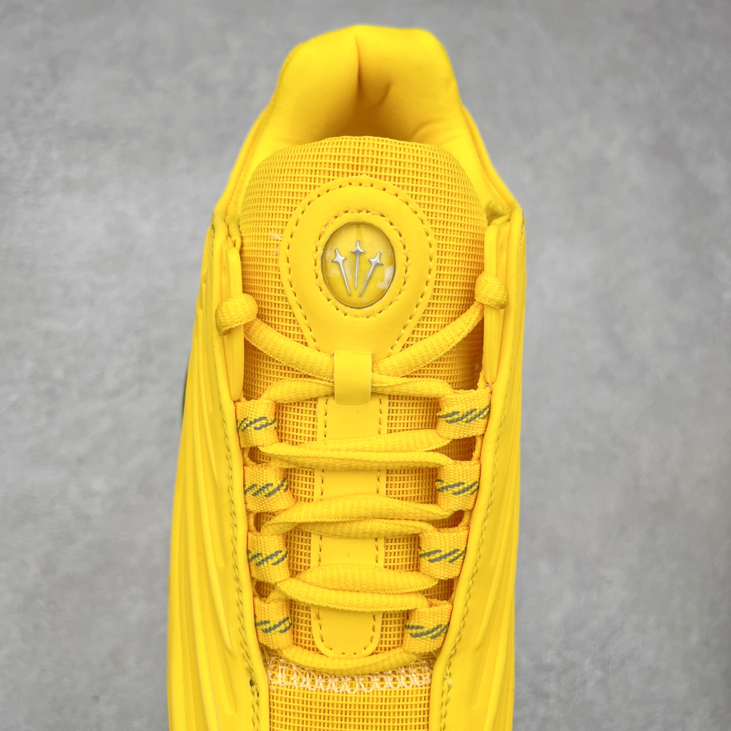 图片[5]-NOCTA x NK Hot Step 2 Air Terra 联名款减震耐磨机能篮球鞋 DZ7293-100 鞋面造型有很强的线条感 电镀元素贯穿鞋身 以其鲜明的色调 为街头时尚注入了一股新鲜活力 这款鞋的设计灵感来源于篮球场上的激情与活力 鞋身采用亮眼的颜色覆盖 搭配上黑色和白色的细节点缀 形成了强烈的视觉冲击 让人一眼就难以忘怀 不仅仅是一双鞋 它是一种态度 一种对生活充满热情的态度 无论是在夜晚的街头漫步 还是在篮球场上的激烈对抗 它都能让你成为众人焦点 尺码：36 36.5 37.5 38 38.5 39 40 40.5 41 42 42.5 43 44 44.5 45 46 47.5-选品中心