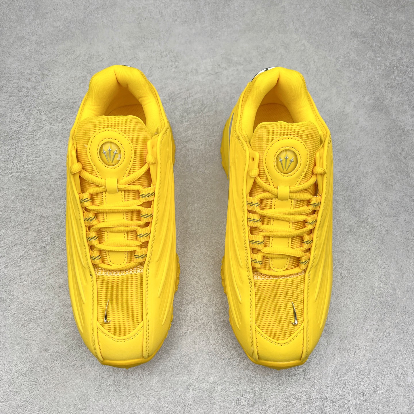 图片[2]-NOCTA x NK Hot Step 2 Air Terra 联名款减震耐磨机能篮球鞋 DZ7293-100 鞋面造型有很强的线条感 电镀元素贯穿鞋身 以其鲜明的色调 为街头时尚注入了一股新鲜活力 这款鞋的设计灵感来源于篮球场上的激情与活力 鞋身采用亮眼的颜色覆盖 搭配上黑色和白色的细节点缀 形成了强烈的视觉冲击 让人一眼就难以忘怀 不仅仅是一双鞋 它是一种态度 一种对生活充满热情的态度 无论是在夜晚的街头漫步 还是在篮球场上的激烈对抗 它都能让你成为众人焦点 尺码：36 36.5 37.5 38 38.5 39 40 40.5 41 42 42.5 43 44 44.5 45 46 47.5-选品中心