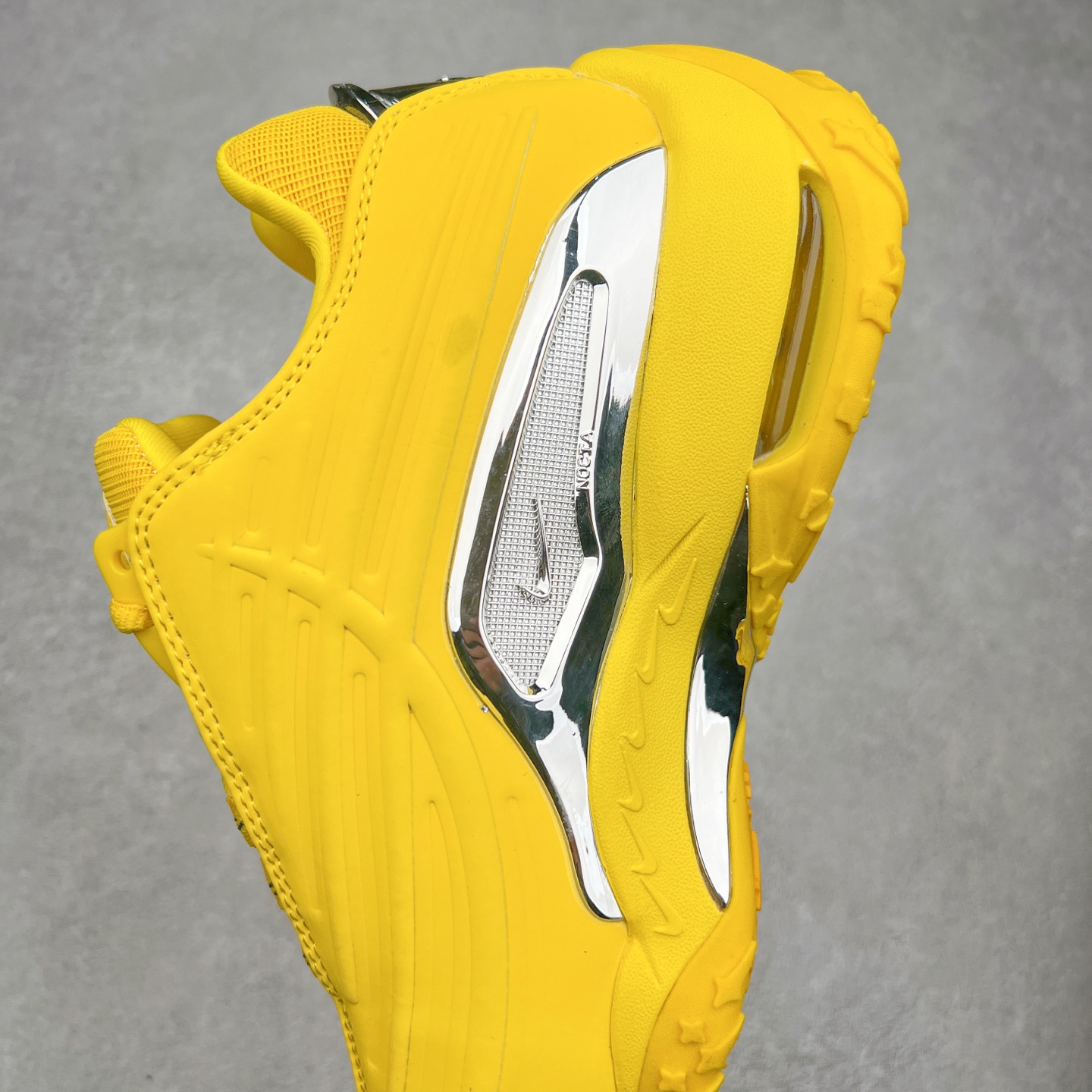 图片[7]-NOCTA x NK Hot Step 2 Air Terra 联名款减震耐磨机能篮球鞋 DZ7293-100 鞋面造型有很强的线条感 电镀元素贯穿鞋身 以其鲜明的色调 为街头时尚注入了一股新鲜活力 这款鞋的设计灵感来源于篮球场上的激情与活力 鞋身采用亮眼的颜色覆盖 搭配上黑色和白色的细节点缀 形成了强烈的视觉冲击 让人一眼就难以忘怀 不仅仅是一双鞋 它是一种态度 一种对生活充满热情的态度 无论是在夜晚的街头漫步 还是在篮球场上的激烈对抗 它都能让你成为众人焦点 尺码：36 36.5 37.5 38 38.5 39 40 40.5 41 42 42.5 43 44 44.5 45 46 47.5-选品中心