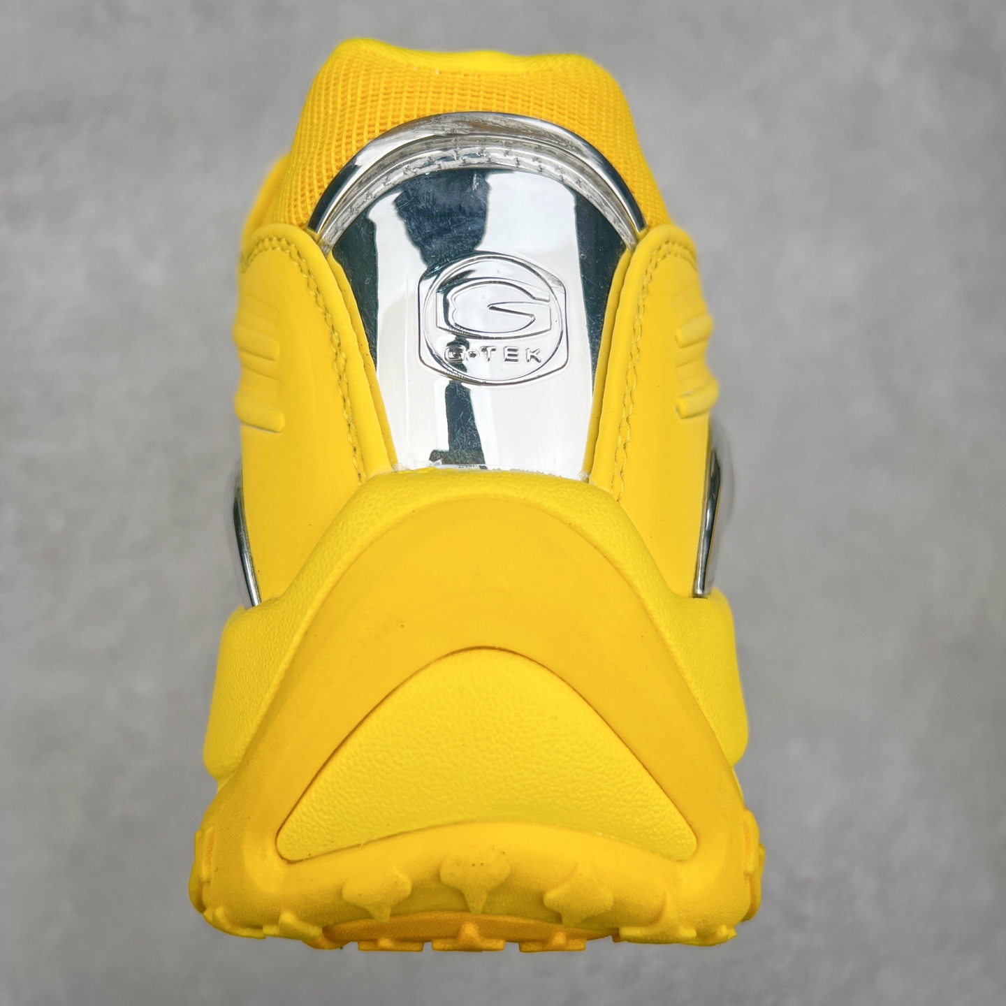 图片[8]-NOCTA x NK Hot Step 2 Air Terra 联名款减震耐磨机能篮球鞋 DZ7293-100 鞋面造型有很强的线条感 电镀元素贯穿鞋身 以其鲜明的色调 为街头时尚注入了一股新鲜活力 这款鞋的设计灵感来源于篮球场上的激情与活力 鞋身采用亮眼的颜色覆盖 搭配上黑色和白色的细节点缀 形成了强烈的视觉冲击 让人一眼就难以忘怀 不仅仅是一双鞋 它是一种态度 一种对生活充满热情的态度 无论是在夜晚的街头漫步 还是在篮球场上的激烈对抗 它都能让你成为众人焦点 尺码：36 36.5 37.5 38 38.5 39 40 40.5 41 42 42.5 43 44 44.5 45 46 47.5-选品中心