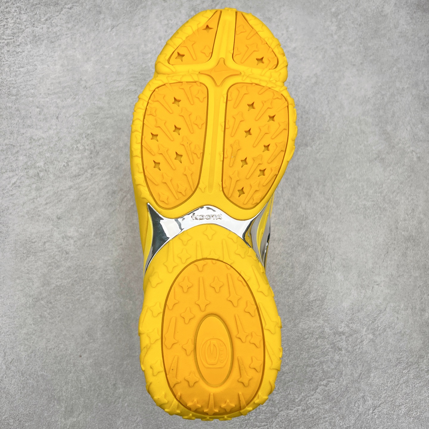 图片[9]-NOCTA x NK Hot Step 2 Air Terra 联名款减震耐磨机能篮球鞋 DZ7293-100 鞋面造型有很强的线条感 电镀元素贯穿鞋身 以其鲜明的色调 为街头时尚注入了一股新鲜活力 这款鞋的设计灵感来源于篮球场上的激情与活力 鞋身采用亮眼的颜色覆盖 搭配上黑色和白色的细节点缀 形成了强烈的视觉冲击 让人一眼就难以忘怀 不仅仅是一双鞋 它是一种态度 一种对生活充满热情的态度 无论是在夜晚的街头漫步 还是在篮球场上的激烈对抗 它都能让你成为众人焦点 尺码：36 36.5 37.5 38 38.5 39 40 40.5 41 42 42.5 43 44 44.5 45 46 47.5-选品中心