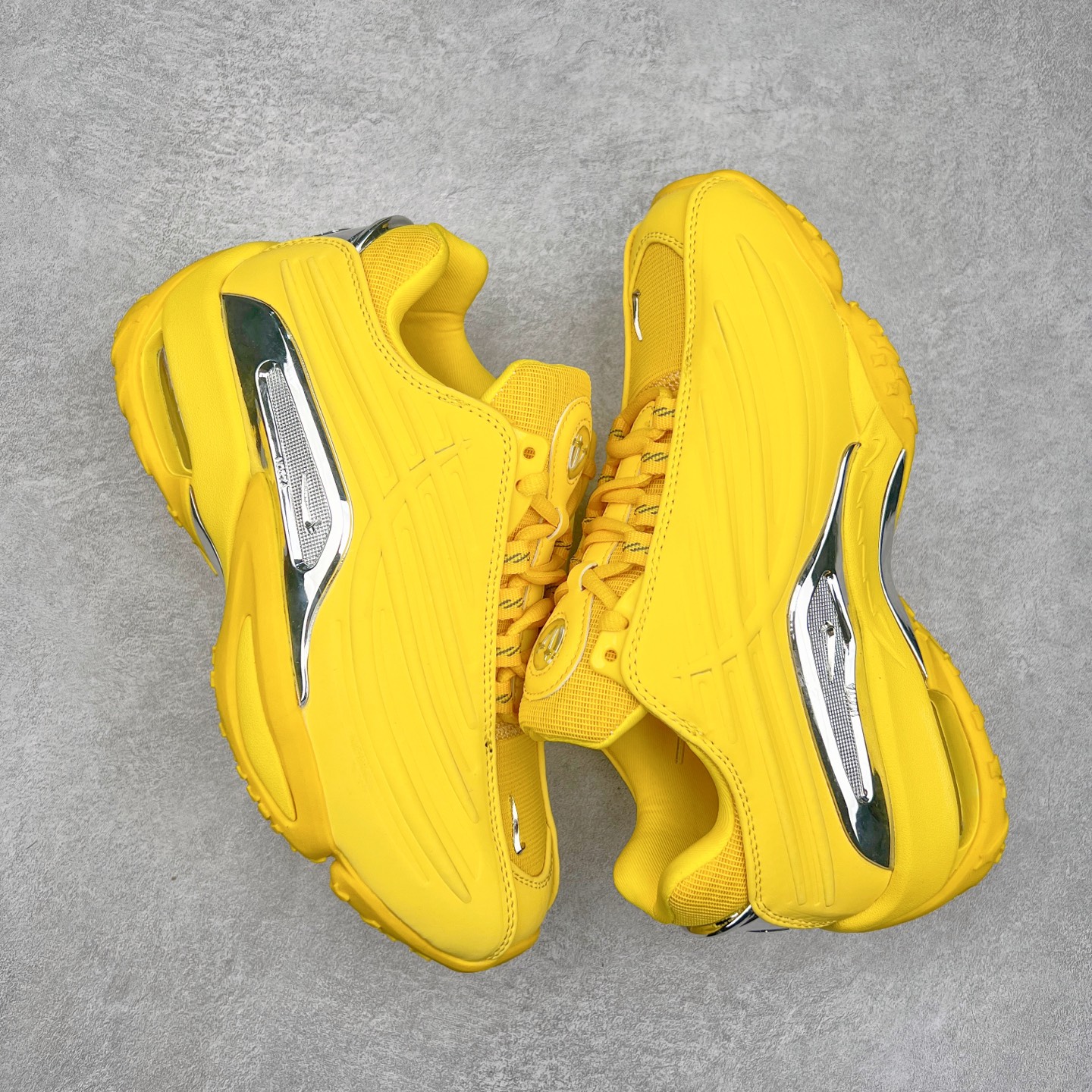 图片[3]-NOCTA x NK Hot Step 2 Air Terra 联名款减震耐磨机能篮球鞋 DZ7293-100 鞋面造型有很强的线条感 电镀元素贯穿鞋身 以其鲜明的色调 为街头时尚注入了一股新鲜活力 这款鞋的设计灵感来源于篮球场上的激情与活力 鞋身采用亮眼的颜色覆盖 搭配上黑色和白色的细节点缀 形成了强烈的视觉冲击 让人一眼就难以忘怀 不仅仅是一双鞋 它是一种态度 一种对生活充满热情的态度 无论是在夜晚的街头漫步 还是在篮球场上的激烈对抗 它都能让你成为众人焦点 尺码：36 36.5 37.5 38 38.5 39 40 40.5 41 42 42.5 43 44 44.5 45 46 47.5-选品中心