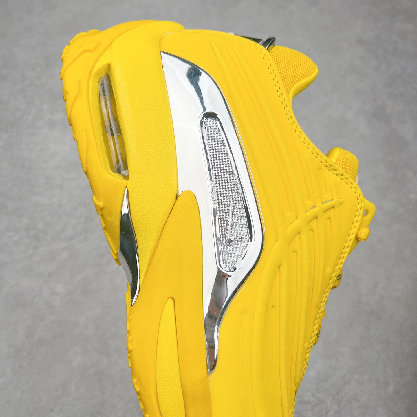 图片[6]-NOCTA x NK Hot Step 2 Air Terra 联名款减震耐磨机能篮球鞋 DZ7293-100 鞋面造型有很强的线条感 电镀元素贯穿鞋身 以其鲜明的色调 为街头时尚注入了一股新鲜活力 这款鞋的设计灵感来源于篮球场上的激情与活力 鞋身采用亮眼的颜色覆盖 搭配上黑色和白色的细节点缀 形成了强烈的视觉冲击 让人一眼就难以忘怀 不仅仅是一双鞋 它是一种态度 一种对生活充满热情的态度 无论是在夜晚的街头漫步 还是在篮球场上的激烈对抗 它都能让你成为众人焦点 尺码：36 36.5 37.5 38 38.5 39 40 40.5 41 42 42.5 43 44 44.5 45 46 47.5-选品中心