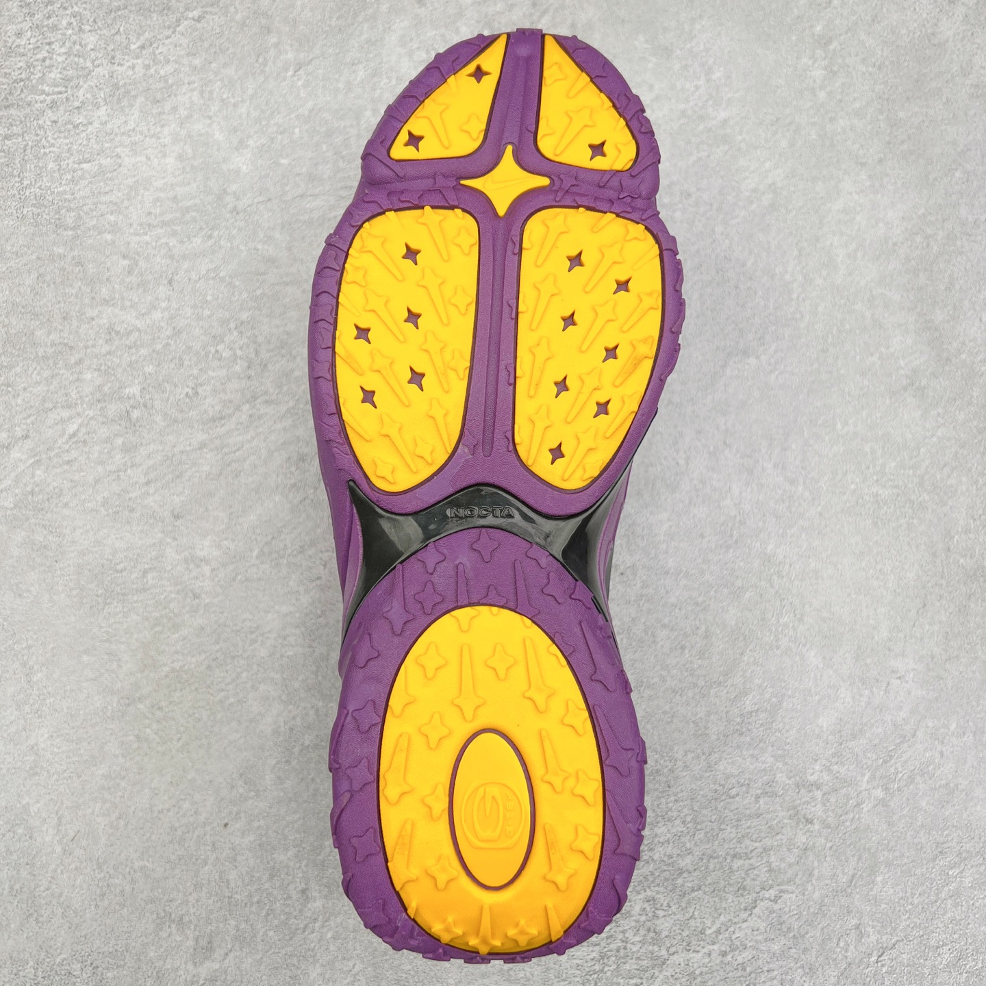 图片[9]-NOCTA x NK Hot Step 2 Air Terra 联名款减震耐磨机能篮球鞋 DZ7293-100 鞋面造型有很强的线条感 电镀元素贯穿鞋身 以其鲜明的色调 为街头时尚注入了一股新鲜活力 这款鞋的设计灵感来源于篮球场上的激情与活力 鞋身采用亮眼的颜色覆盖 搭配上黑色和白色的细节点缀 形成了强烈的视觉冲击 让人一眼就难以忘怀 不仅仅是一双鞋 它是一种态度 一种对生活充满热情的态度 无论是在夜晚的街头漫步 还是在篮球场上的激烈对抗 它都能让你成为众人焦点 尺码：36 36.5 37.5 38 38.5 39 40 40.5 41 42 42.5 43 44 44.5 45 46 47.5-选品中心