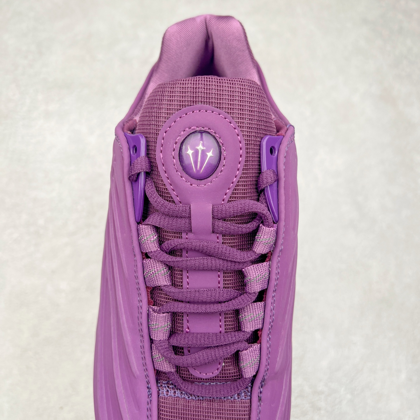 图片[5]-NOCTA x NK Hot Step 2 Air Terra 联名款减震耐磨机能篮球鞋 DZ7293-100 鞋面造型有很强的线条感 电镀元素贯穿鞋身 以其鲜明的色调 为街头时尚注入了一股新鲜活力 这款鞋的设计灵感来源于篮球场上的激情与活力 鞋身采用亮眼的颜色覆盖 搭配上黑色和白色的细节点缀 形成了强烈的视觉冲击 让人一眼就难以忘怀 不仅仅是一双鞋 它是一种态度 一种对生活充满热情的态度 无论是在夜晚的街头漫步 还是在篮球场上的激烈对抗 它都能让你成为众人焦点 尺码：36 36.5 37.5 38 38.5 39 40 40.5 41 42 42.5 43 44 44.5 45 46 47.5-选品中心