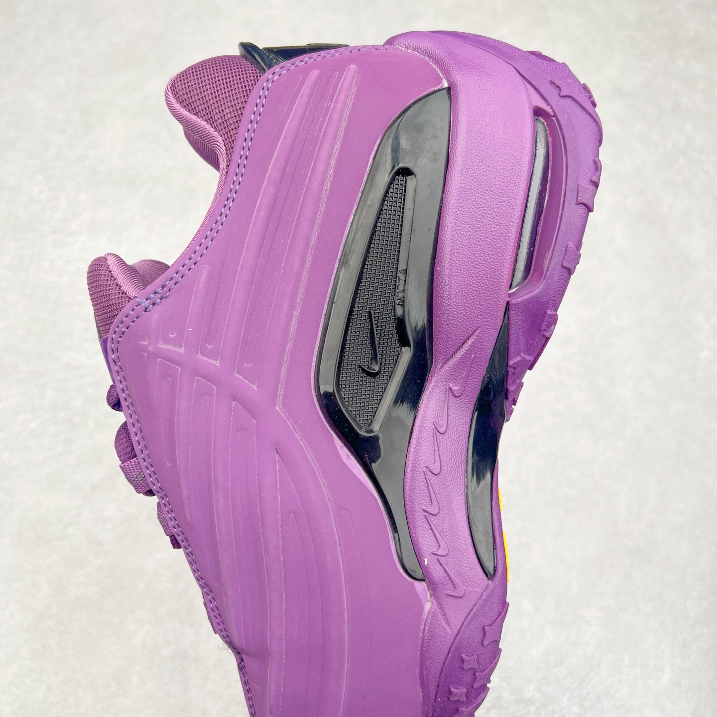 图片[7]-NOCTA x NK Hot Step 2 Air Terra 联名款减震耐磨机能篮球鞋 DZ7293-100 鞋面造型有很强的线条感 电镀元素贯穿鞋身 以其鲜明的色调 为街头时尚注入了一股新鲜活力 这款鞋的设计灵感来源于篮球场上的激情与活力 鞋身采用亮眼的颜色覆盖 搭配上黑色和白色的细节点缀 形成了强烈的视觉冲击 让人一眼就难以忘怀 不仅仅是一双鞋 它是一种态度 一种对生活充满热情的态度 无论是在夜晚的街头漫步 还是在篮球场上的激烈对抗 它都能让你成为众人焦点 尺码：36 36.5 37.5 38 38.5 39 40 40.5 41 42 42.5 43 44 44.5 45 46 47.5-选品中心