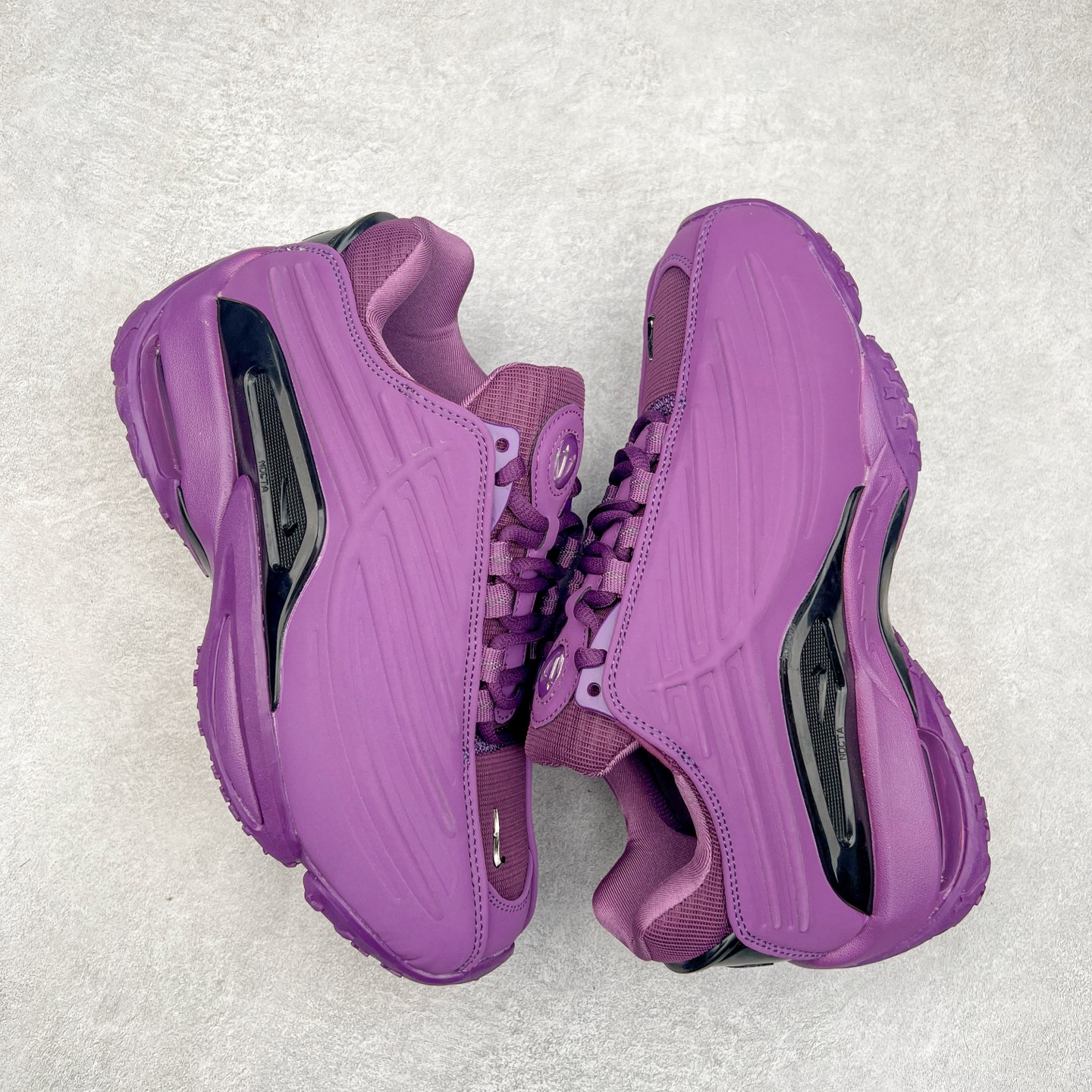 图片[3]-NOCTA x NK Hot Step 2 Air Terra 联名款减震耐磨机能篮球鞋 DZ7293-100 鞋面造型有很强的线条感 电镀元素贯穿鞋身 以其鲜明的色调 为街头时尚注入了一股新鲜活力 这款鞋的设计灵感来源于篮球场上的激情与活力 鞋身采用亮眼的颜色覆盖 搭配上黑色和白色的细节点缀 形成了强烈的视觉冲击 让人一眼就难以忘怀 不仅仅是一双鞋 它是一种态度 一种对生活充满热情的态度 无论是在夜晚的街头漫步 还是在篮球场上的激烈对抗 它都能让你成为众人焦点 尺码：36 36.5 37.5 38 38.5 39 40 40.5 41 42 42.5 43 44 44.5 45 46 47.5-选品中心