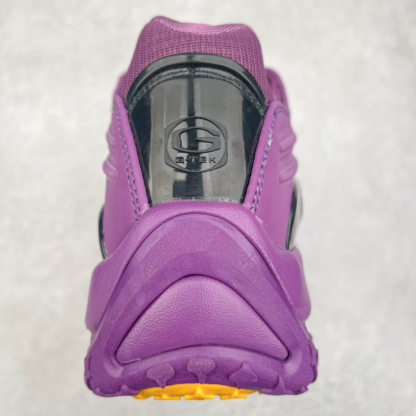 图片[8]-NOCTA x NK Hot Step 2 Air Terra 联名款减震耐磨机能篮球鞋 DZ7293-100 鞋面造型有很强的线条感 电镀元素贯穿鞋身 以其鲜明的色调 为街头时尚注入了一股新鲜活力 这款鞋的设计灵感来源于篮球场上的激情与活力 鞋身采用亮眼的颜色覆盖 搭配上黑色和白色的细节点缀 形成了强烈的视觉冲击 让人一眼就难以忘怀 不仅仅是一双鞋 它是一种态度 一种对生活充满热情的态度 无论是在夜晚的街头漫步 还是在篮球场上的激烈对抗 它都能让你成为众人焦点 尺码：36 36.5 37.5 38 38.5 39 40 40.5 41 42 42.5 43 44 44.5 45 46 47.5-选品中心