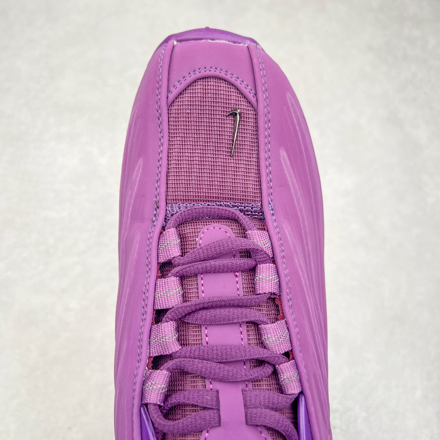 图片[4]-NOCTA x NK Hot Step 2 Air Terra 联名款减震耐磨机能篮球鞋 DZ7293-100 鞋面造型有很强的线条感 电镀元素贯穿鞋身 以其鲜明的色调 为街头时尚注入了一股新鲜活力 这款鞋的设计灵感来源于篮球场上的激情与活力 鞋身采用亮眼的颜色覆盖 搭配上黑色和白色的细节点缀 形成了强烈的视觉冲击 让人一眼就难以忘怀 不仅仅是一双鞋 它是一种态度 一种对生活充满热情的态度 无论是在夜晚的街头漫步 还是在篮球场上的激烈对抗 它都能让你成为众人焦点 尺码：36 36.5 37.5 38 38.5 39 40 40.5 41 42 42.5 43 44 44.5 45 46 47.5-选品中心