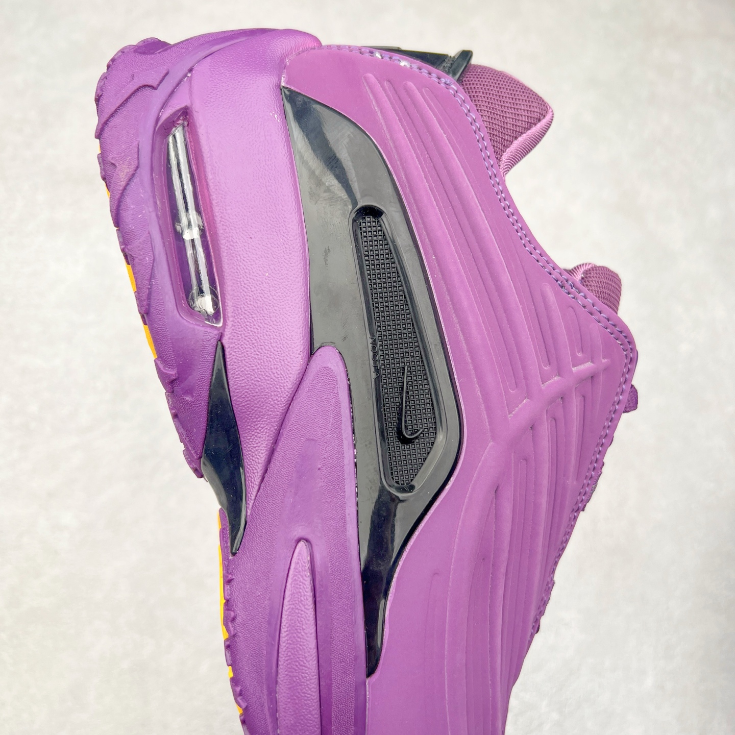 图片[6]-NOCTA x NK Hot Step 2 Air Terra 联名款减震耐磨机能篮球鞋 DZ7293-100 鞋面造型有很强的线条感 电镀元素贯穿鞋身 以其鲜明的色调 为街头时尚注入了一股新鲜活力 这款鞋的设计灵感来源于篮球场上的激情与活力 鞋身采用亮眼的颜色覆盖 搭配上黑色和白色的细节点缀 形成了强烈的视觉冲击 让人一眼就难以忘怀 不仅仅是一双鞋 它是一种态度 一种对生活充满热情的态度 无论是在夜晚的街头漫步 还是在篮球场上的激烈对抗 它都能让你成为众人焦点 尺码：36 36.5 37.5 38 38.5 39 40 40.5 41 42 42.5 43 44 44.5 45 46 47.5-选品中心