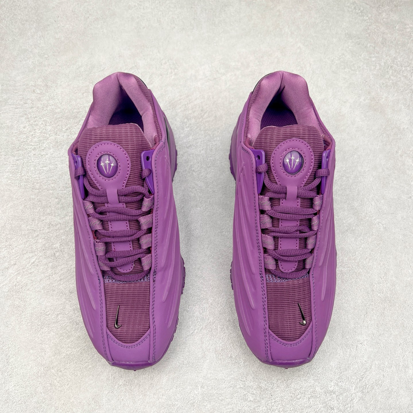 图片[2]-NOCTA x NK Hot Step 2 Air Terra 联名款减震耐磨机能篮球鞋 DZ7293-100 鞋面造型有很强的线条感 电镀元素贯穿鞋身 以其鲜明的色调 为街头时尚注入了一股新鲜活力 这款鞋的设计灵感来源于篮球场上的激情与活力 鞋身采用亮眼的颜色覆盖 搭配上黑色和白色的细节点缀 形成了强烈的视觉冲击 让人一眼就难以忘怀 不仅仅是一双鞋 它是一种态度 一种对生活充满热情的态度 无论是在夜晚的街头漫步 还是在篮球场上的激烈对抗 它都能让你成为众人焦点 尺码：36 36.5 37.5 38 38.5 39 40 40.5 41 42 42.5 43 44 44.5 45 46 47.5-选品中心