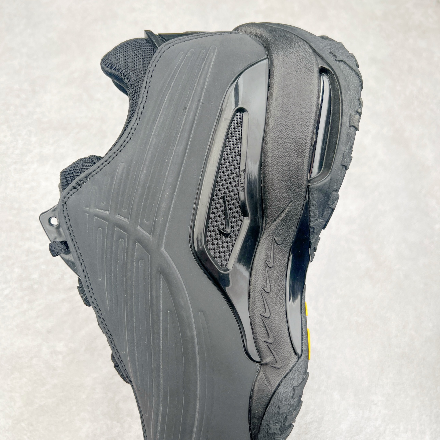 图片[7]-NOCTA x NK Hot Step 2 Air Terra 联名款减震耐磨机能篮球鞋 DZ7293-100 鞋面造型有很强的线条感 电镀元素贯穿鞋身 以其鲜明的色调 为街头时尚注入了一股新鲜活力 这款鞋的设计灵感来源于篮球场上的激情与活力 鞋身采用亮眼的颜色覆盖 搭配上黑色和白色的细节点缀 形成了强烈的视觉冲击 让人一眼就难以忘怀 不仅仅是一双鞋 它是一种态度 一种对生活充满热情的态度 无论是在夜晚的街头漫步 还是在篮球场上的激烈对抗 它都能让你成为众人焦点 尺码：36 36.5 37.5 38 38.5 39 40 40.5 41 42 42.5 43 44 44.5 45 46 47.5-选品中心