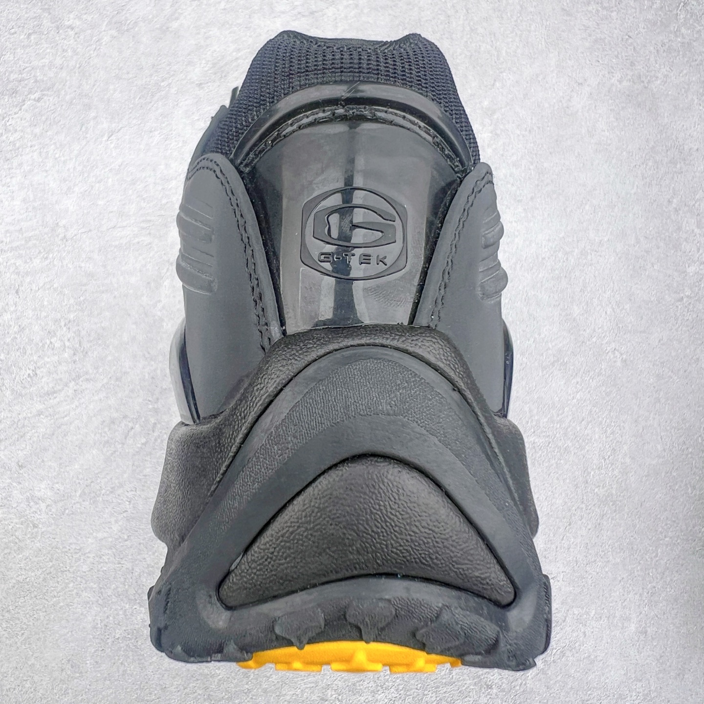 图片[8]-NOCTA x NK Hot Step 2 Air Terra 联名款减震耐磨机能篮球鞋 DZ7293-100 鞋面造型有很强的线条感 电镀元素贯穿鞋身 以其鲜明的色调 为街头时尚注入了一股新鲜活力 这款鞋的设计灵感来源于篮球场上的激情与活力 鞋身采用亮眼的颜色覆盖 搭配上黑色和白色的细节点缀 形成了强烈的视觉冲击 让人一眼就难以忘怀 不仅仅是一双鞋 它是一种态度 一种对生活充满热情的态度 无论是在夜晚的街头漫步 还是在篮球场上的激烈对抗 它都能让你成为众人焦点 尺码：36 36.5 37.5 38 38.5 39 40 40.5 41 42 42.5 43 44 44.5 45 46 47.5-选品中心