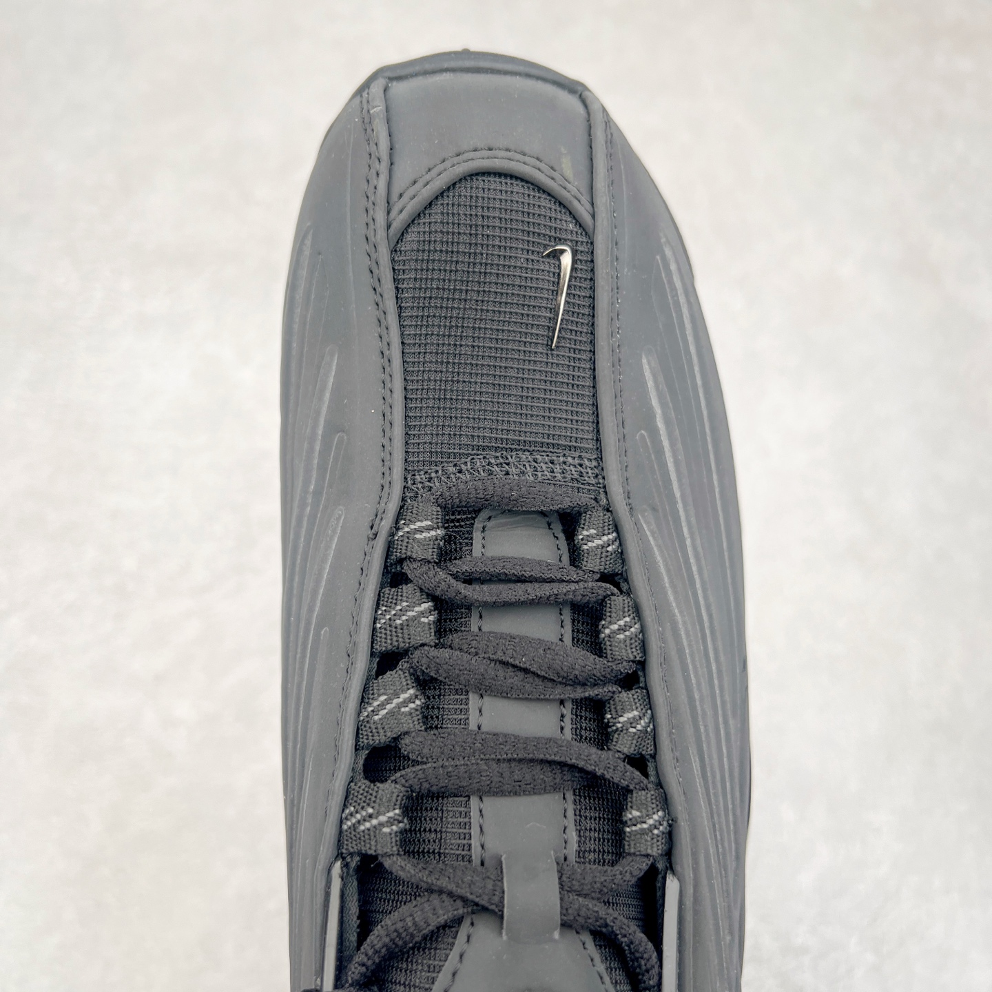 图片[4]-NOCTA x NK Hot Step 2 Air Terra 联名款减震耐磨机能篮球鞋 DZ7293-100 鞋面造型有很强的线条感 电镀元素贯穿鞋身 以其鲜明的色调 为街头时尚注入了一股新鲜活力 这款鞋的设计灵感来源于篮球场上的激情与活力 鞋身采用亮眼的颜色覆盖 搭配上黑色和白色的细节点缀 形成了强烈的视觉冲击 让人一眼就难以忘怀 不仅仅是一双鞋 它是一种态度 一种对生活充满热情的态度 无论是在夜晚的街头漫步 还是在篮球场上的激烈对抗 它都能让你成为众人焦点 尺码：36 36.5 37.5 38 38.5 39 40 40.5 41 42 42.5 43 44 44.5 45 46 47.5-选品中心