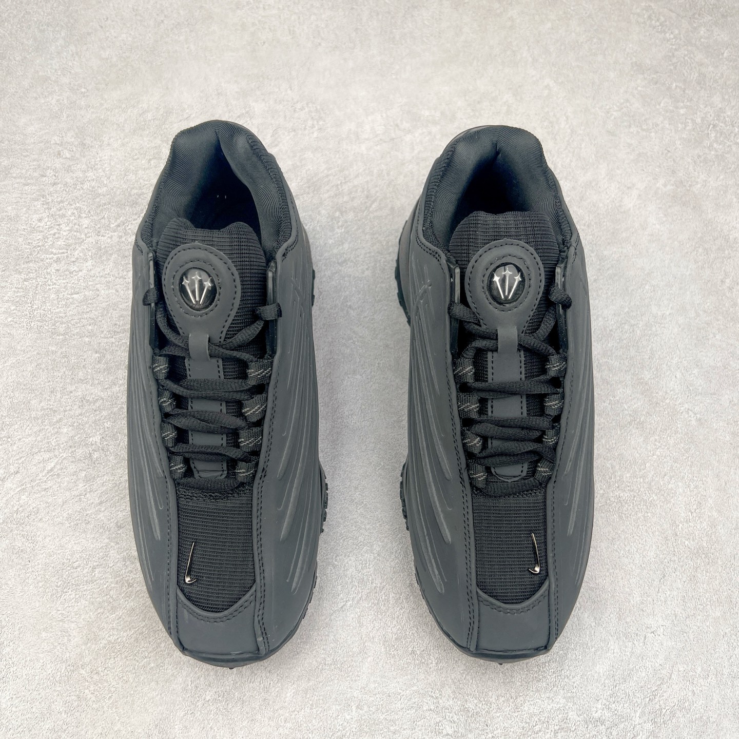 图片[2]-NOCTA x NK Hot Step 2 Air Terra 联名款减震耐磨机能篮球鞋 DZ7293-100 鞋面造型有很强的线条感 电镀元素贯穿鞋身 以其鲜明的色调 为街头时尚注入了一股新鲜活力 这款鞋的设计灵感来源于篮球场上的激情与活力 鞋身采用亮眼的颜色覆盖 搭配上黑色和白色的细节点缀 形成了强烈的视觉冲击 让人一眼就难以忘怀 不仅仅是一双鞋 它是一种态度 一种对生活充满热情的态度 无论是在夜晚的街头漫步 还是在篮球场上的激烈对抗 它都能让你成为众人焦点 尺码：36 36.5 37.5 38 38.5 39 40 40.5 41 42 42.5 43 44 44.5 45 46 47.5-选品中心