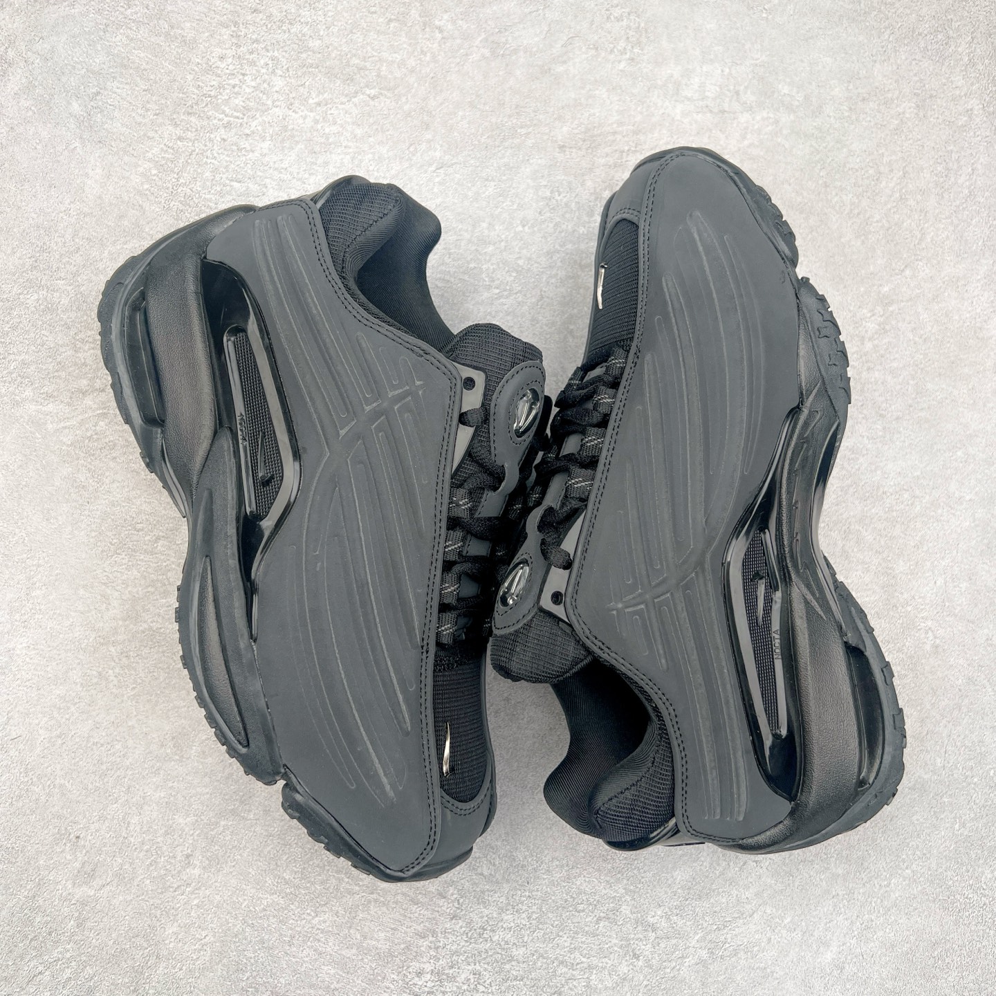 图片[3]-NOCTA x NK Hot Step 2 Air Terra 联名款减震耐磨机能篮球鞋 DZ7293-100 鞋面造型有很强的线条感 电镀元素贯穿鞋身 以其鲜明的色调 为街头时尚注入了一股新鲜活力 这款鞋的设计灵感来源于篮球场上的激情与活力 鞋身采用亮眼的颜色覆盖 搭配上黑色和白色的细节点缀 形成了强烈的视觉冲击 让人一眼就难以忘怀 不仅仅是一双鞋 它是一种态度 一种对生活充满热情的态度 无论是在夜晚的街头漫步 还是在篮球场上的激烈对抗 它都能让你成为众人焦点 尺码：36 36.5 37.5 38 38.5 39 40 40.5 41 42 42.5 43 44 44.5 45 46 47.5-选品中心