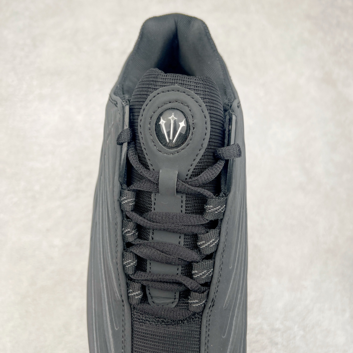 图片[5]-NOCTA x NK Hot Step 2 Air Terra 联名款减震耐磨机能篮球鞋 DZ7293-100 鞋面造型有很强的线条感 电镀元素贯穿鞋身 以其鲜明的色调 为街头时尚注入了一股新鲜活力 这款鞋的设计灵感来源于篮球场上的激情与活力 鞋身采用亮眼的颜色覆盖 搭配上黑色和白色的细节点缀 形成了强烈的视觉冲击 让人一眼就难以忘怀 不仅仅是一双鞋 它是一种态度 一种对生活充满热情的态度 无论是在夜晚的街头漫步 还是在篮球场上的激烈对抗 它都能让你成为众人焦点 尺码：36 36.5 37.5 38 38.5 39 40 40.5 41 42 42.5 43 44 44.5 45 46 47.5-选品中心