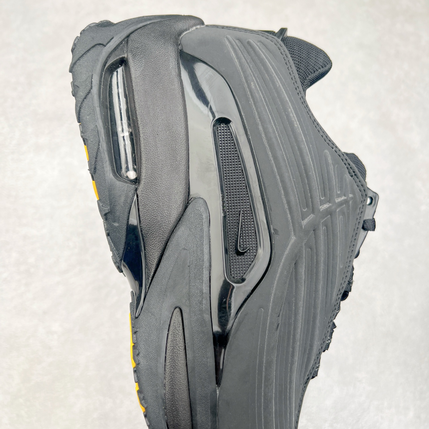 图片[6]-NOCTA x NK Hot Step 2 Air Terra 联名款减震耐磨机能篮球鞋 DZ7293-100 鞋面造型有很强的线条感 电镀元素贯穿鞋身 以其鲜明的色调 为街头时尚注入了一股新鲜活力 这款鞋的设计灵感来源于篮球场上的激情与活力 鞋身采用亮眼的颜色覆盖 搭配上黑色和白色的细节点缀 形成了强烈的视觉冲击 让人一眼就难以忘怀 不仅仅是一双鞋 它是一种态度 一种对生活充满热情的态度 无论是在夜晚的街头漫步 还是在篮球场上的激烈对抗 它都能让你成为众人焦点 尺码：36 36.5 37.5 38 38.5 39 40 40.5 41 42 42.5 43 44 44.5 45 46 47.5-选品中心