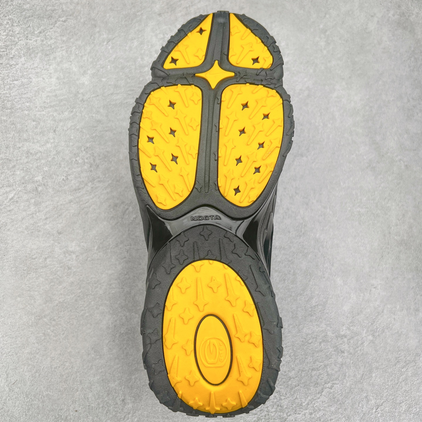 图片[9]-NOCTA x NK Hot Step 2 Air Terra 联名款减震耐磨机能篮球鞋 DZ7293-100 鞋面造型有很强的线条感 电镀元素贯穿鞋身 以其鲜明的色调 为街头时尚注入了一股新鲜活力 这款鞋的设计灵感来源于篮球场上的激情与活力 鞋身采用亮眼的颜色覆盖 搭配上黑色和白色的细节点缀 形成了强烈的视觉冲击 让人一眼就难以忘怀 不仅仅是一双鞋 它是一种态度 一种对生活充满热情的态度 无论是在夜晚的街头漫步 还是在篮球场上的激烈对抗 它都能让你成为众人焦点 尺码：36 36.5 37.5 38 38.5 39 40 40.5 41 42 42.5 43 44 44.5 45 46 47.5-选品中心