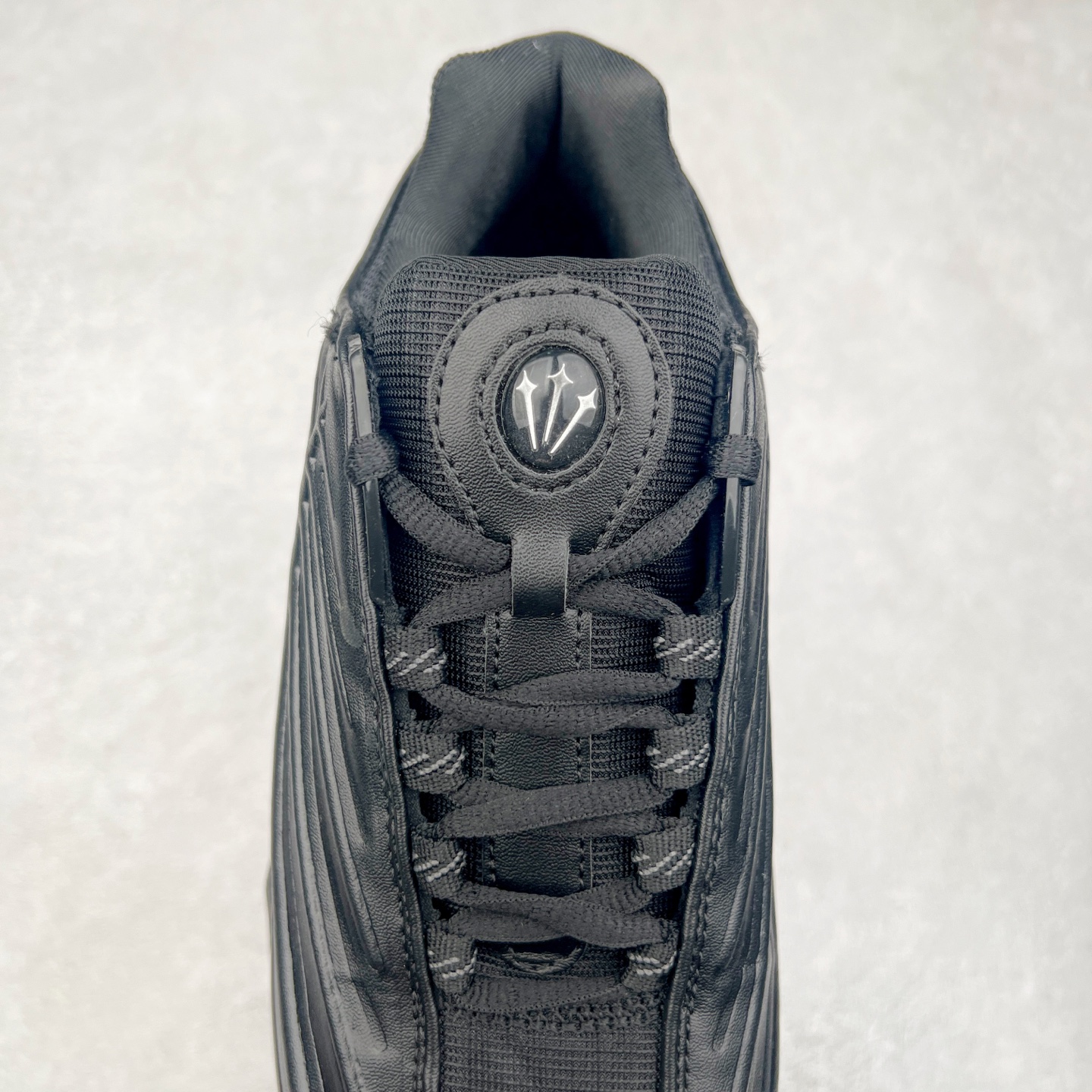 图片[5]-NOCTA x NK Hot Step 2 Air Terra 联名款减震耐磨机能篮球鞋 DZ7293-100 鞋面造型有很强的线条感 电镀元素贯穿鞋身 以其鲜明的色调 为街头时尚注入了一股新鲜活力 这款鞋的设计灵感来源于篮球场上的激情与活力 鞋身采用亮眼的颜色覆盖 搭配上黑色和白色的细节点缀 形成了强烈的视觉冲击 让人一眼就难以忘怀 不仅仅是一双鞋 它是一种态度 一种对生活充满热情的态度 无论是在夜晚的街头漫步 还是在篮球场上的激烈对抗 它都能让你成为众人焦点 尺码：36 36.5 37.5 38 38.5 39 40 40.5 41 42 42.5 43 44 44.5 45 46 47.5-选品中心