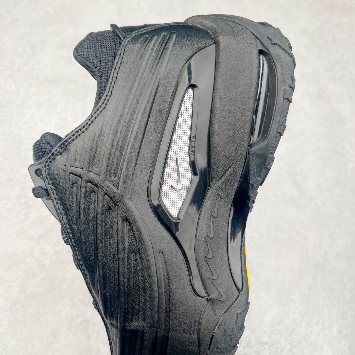 图片[7]-NOCTA x NK Hot Step 2 Air Terra 联名款减震耐磨机能篮球鞋 DZ7293-100 鞋面造型有很强的线条感 电镀元素贯穿鞋身 以其鲜明的色调 为街头时尚注入了一股新鲜活力 这款鞋的设计灵感来源于篮球场上的激情与活力 鞋身采用亮眼的颜色覆盖 搭配上黑色和白色的细节点缀 形成了强烈的视觉冲击 让人一眼就难以忘怀 不仅仅是一双鞋 它是一种态度 一种对生活充满热情的态度 无论是在夜晚的街头漫步 还是在篮球场上的激烈对抗 它都能让你成为众人焦点 尺码：36 36.5 37.5 38 38.5 39 40 40.5 41 42 42.5 43 44 44.5 45 46 47.5-选品中心